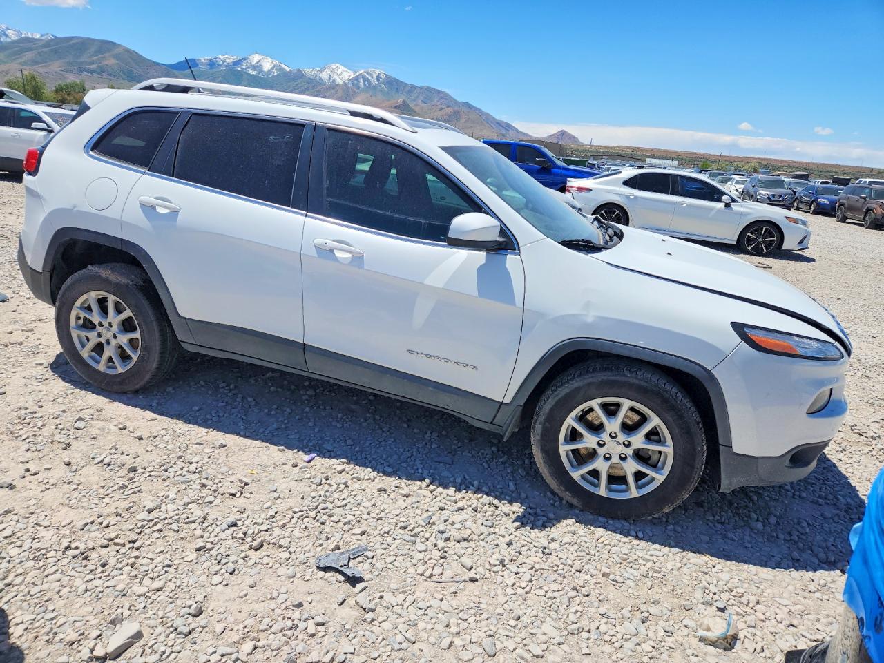 2015 Jeep Cherokee Latitude White vin: 1C4PJMCS8FW606698