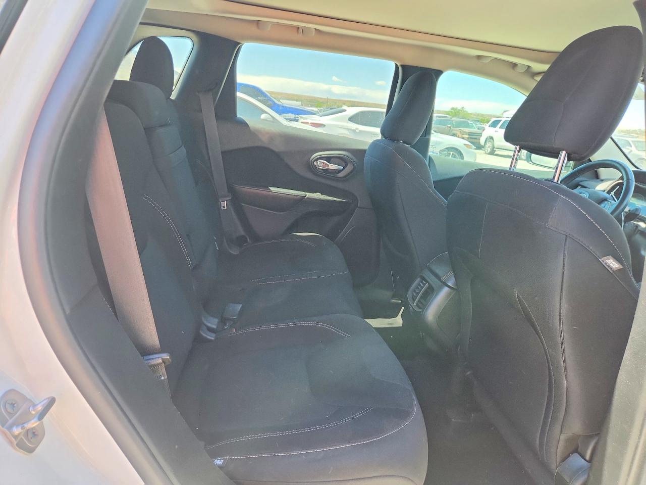 2015 Jeep Cherokee Latitude White vin: 1C4PJMCS8FW606698