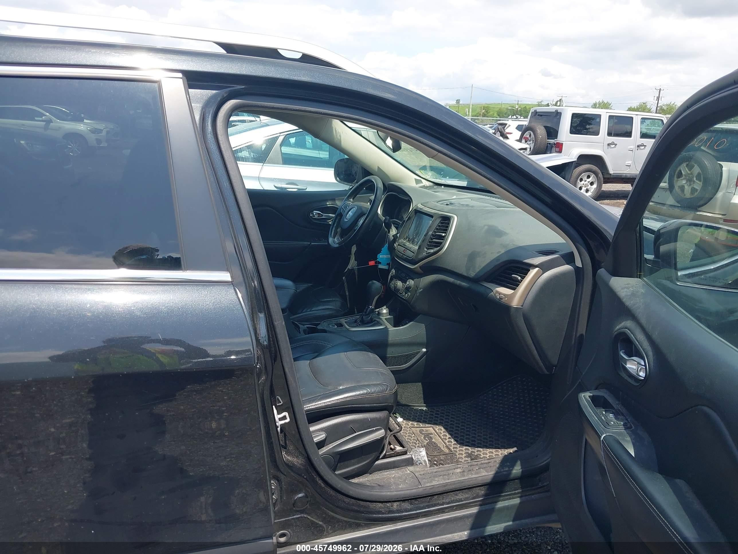 2015 Jeep Cherokee Latitude Черный vin: 1C4PJMCS8FW625266