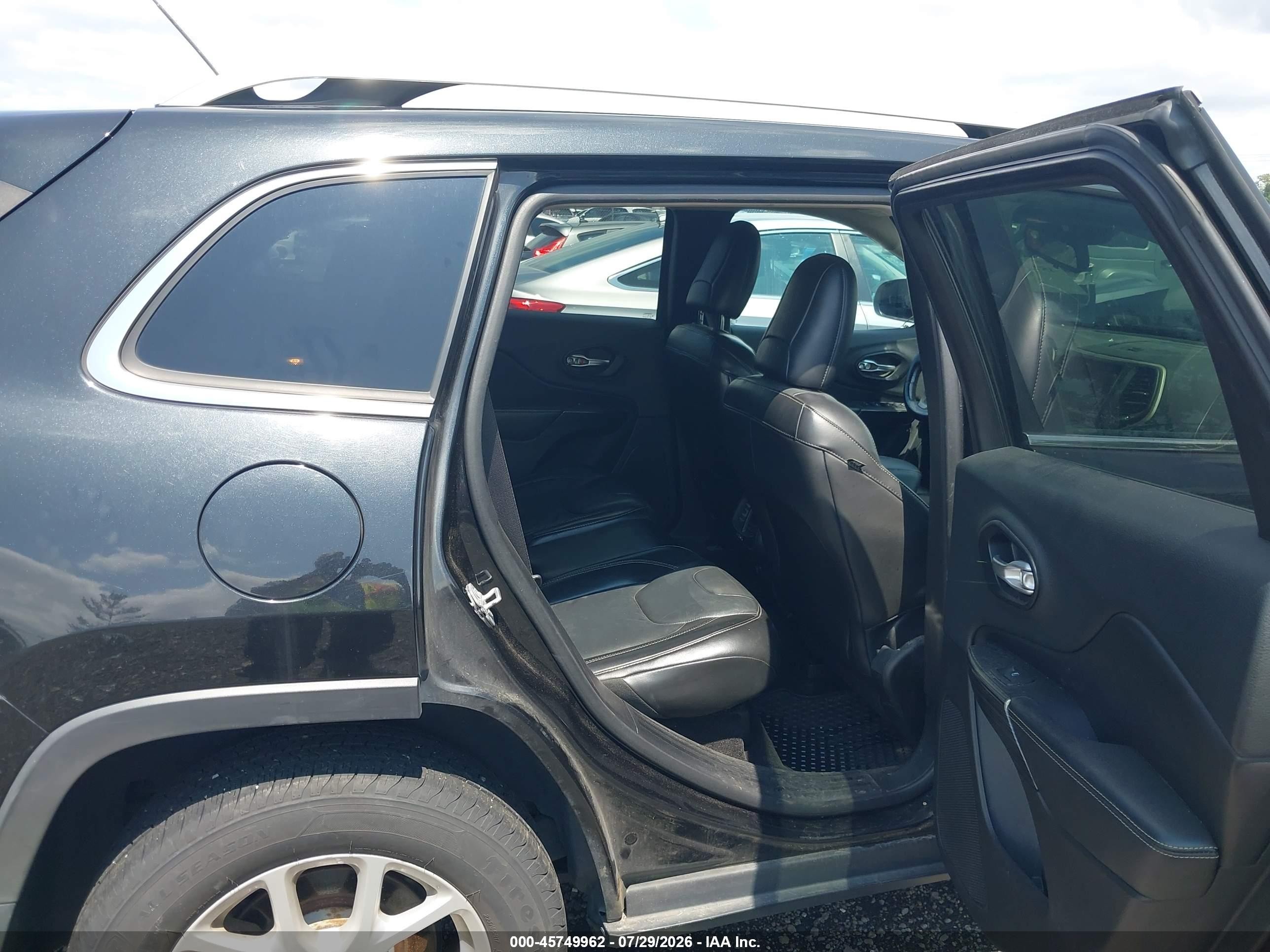 2015 Jeep Cherokee Latitude Черный vin: 1C4PJMCS8FW625266