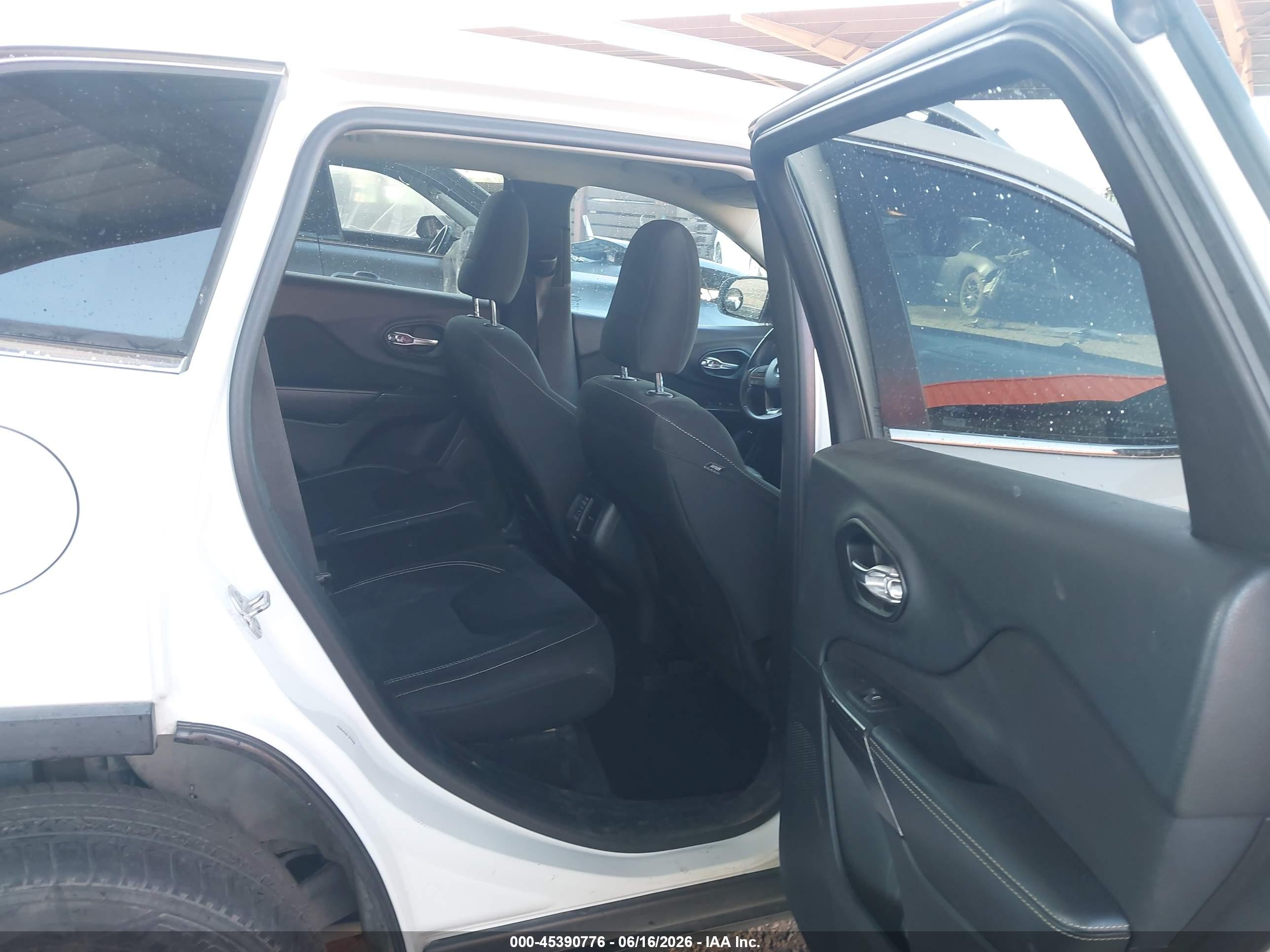 2015 Jeep Cherokee Latitude White vin: 1C4PJMCS8FW728543