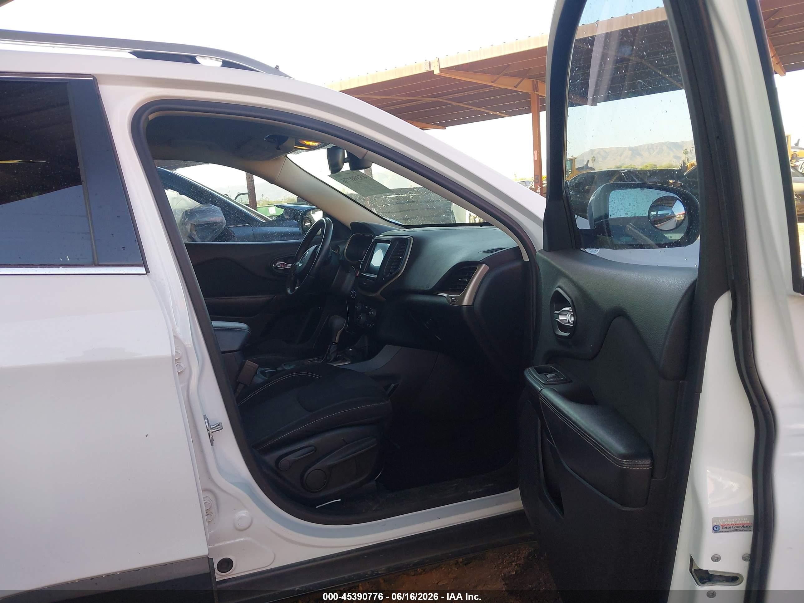2015 Jeep Cherokee Latitude White vin: 1C4PJMCS8FW728543