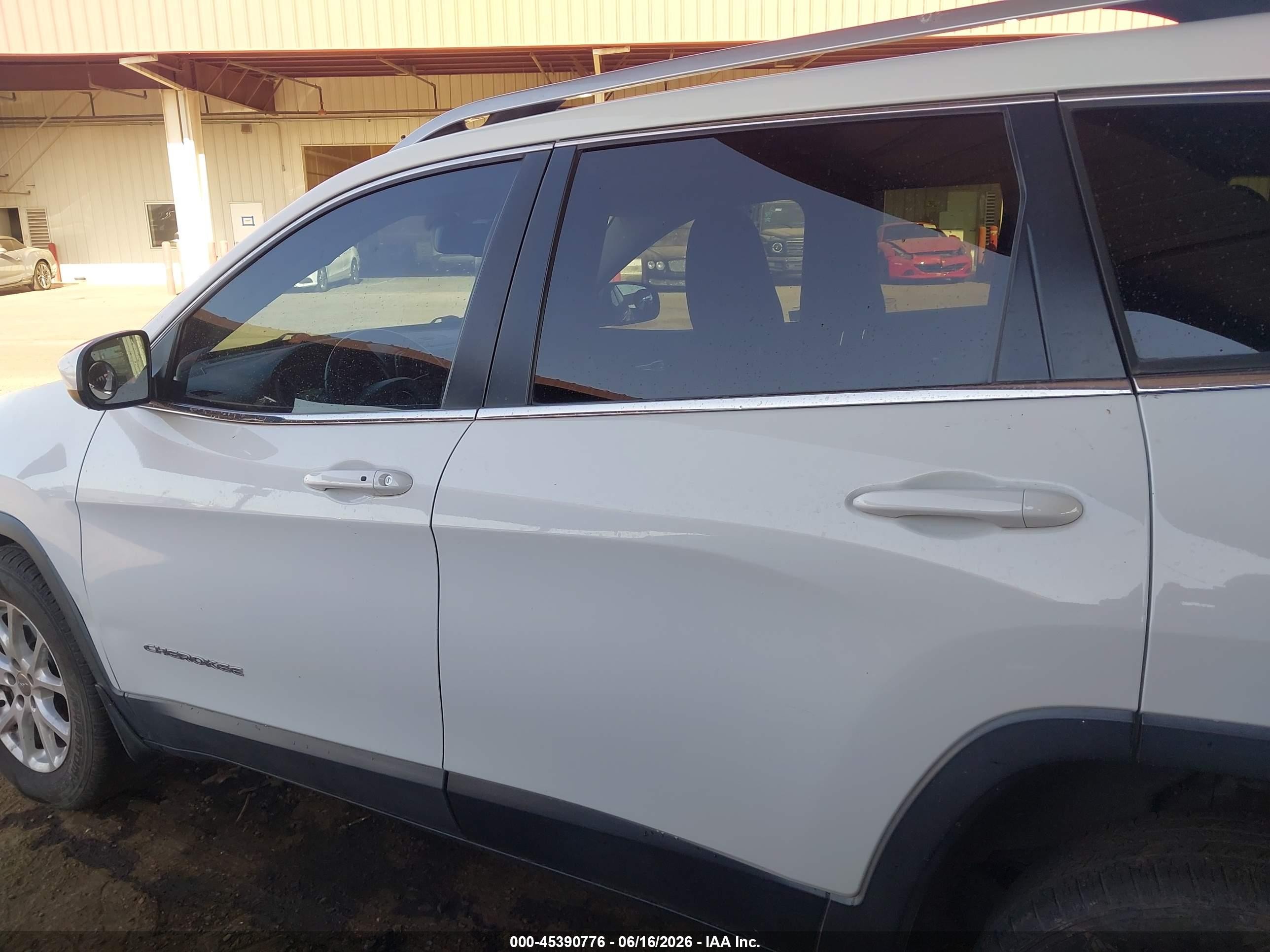 2015 Jeep Cherokee Latitude White vin: 1C4PJMCS8FW728543