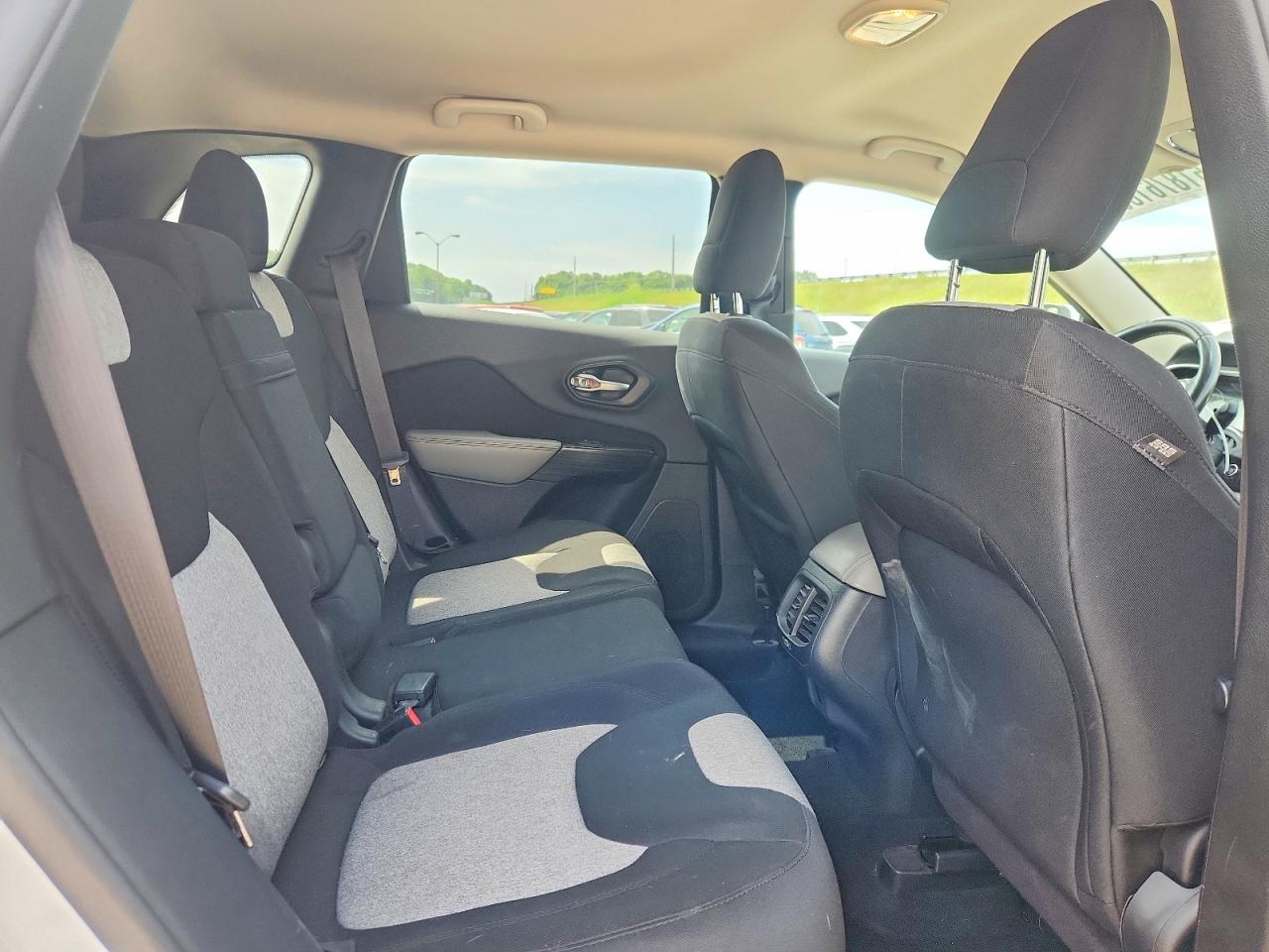 2014 Jeep Cherokee Latitude White vin: 1C4PJMCS9EW121274