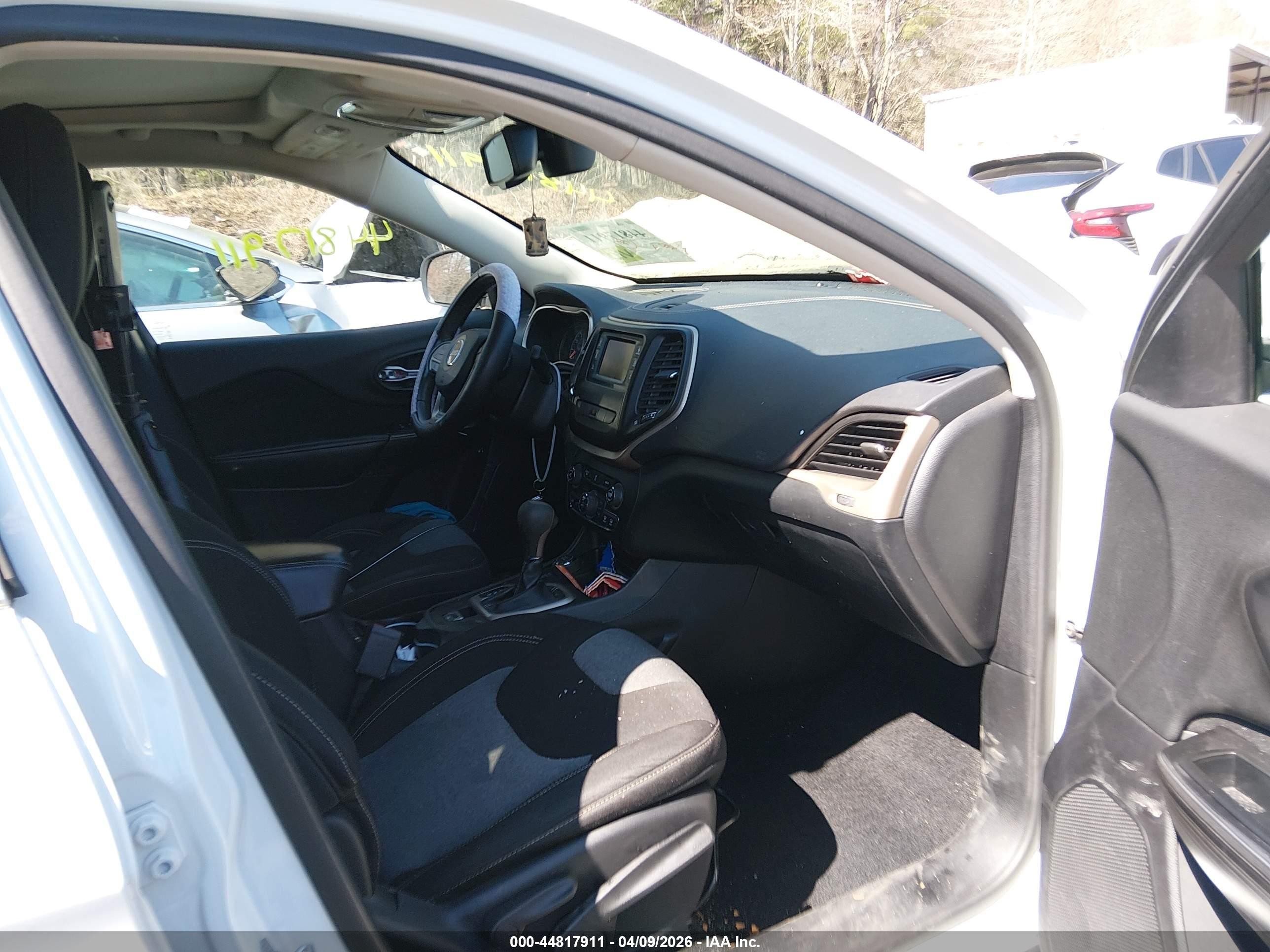 2014 Jeep Cherokee Latitude White vin: 1C4PJMCS9EW126104