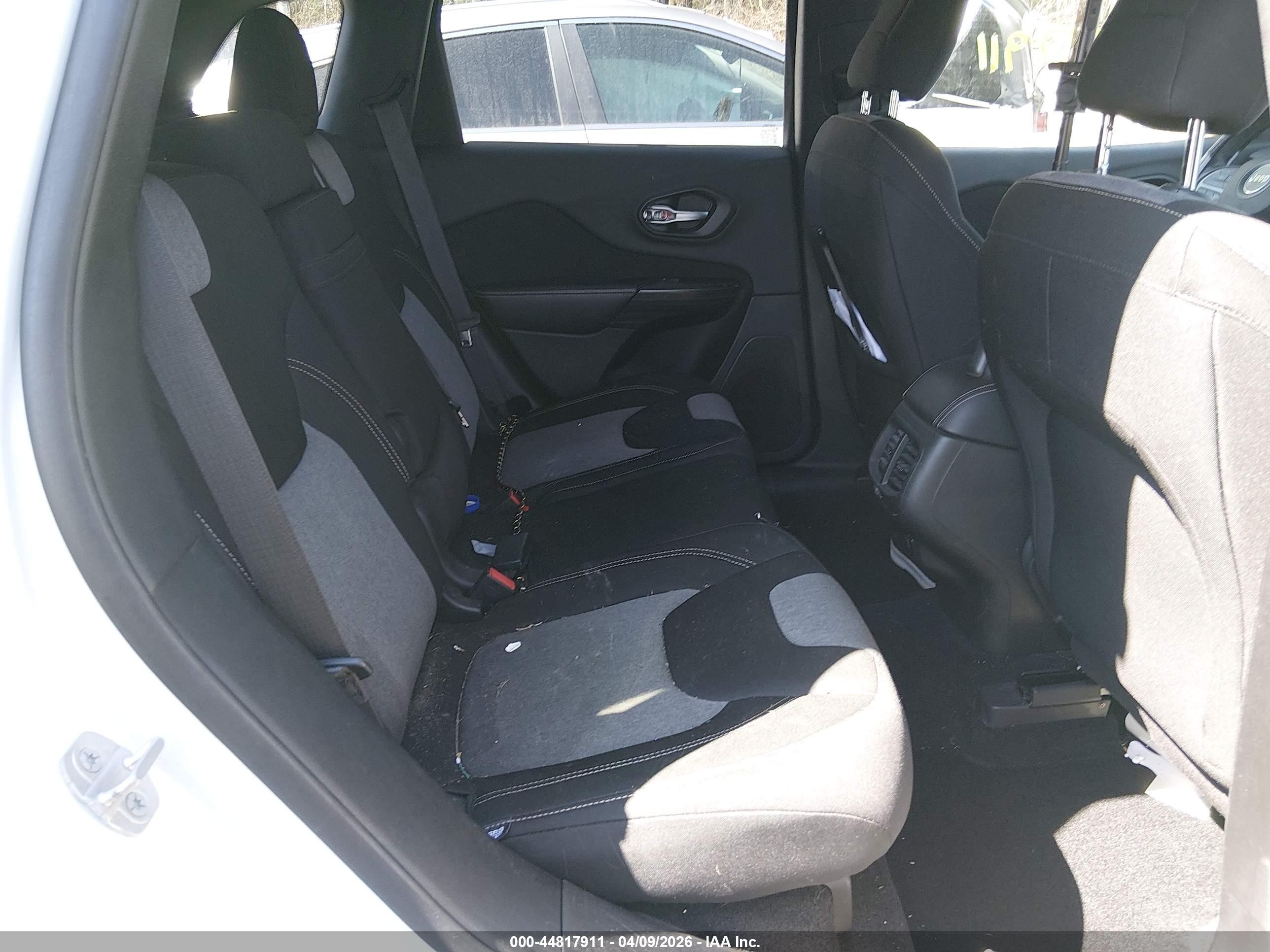 2014 Jeep Cherokee Latitude White vin: 1C4PJMCS9EW126104