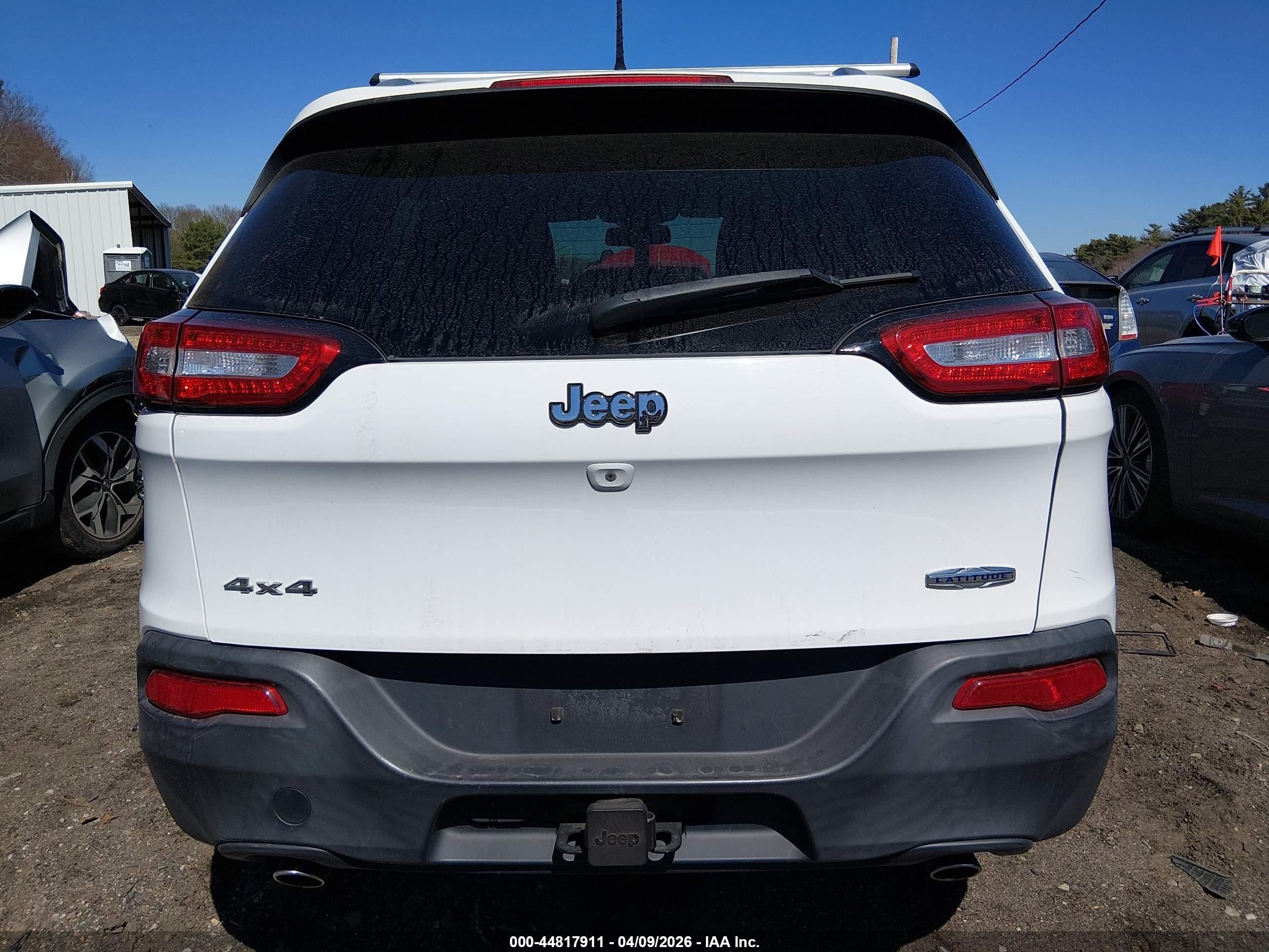 2014 Jeep Cherokee Latitude White vin: 1C4PJMCS9EW126104