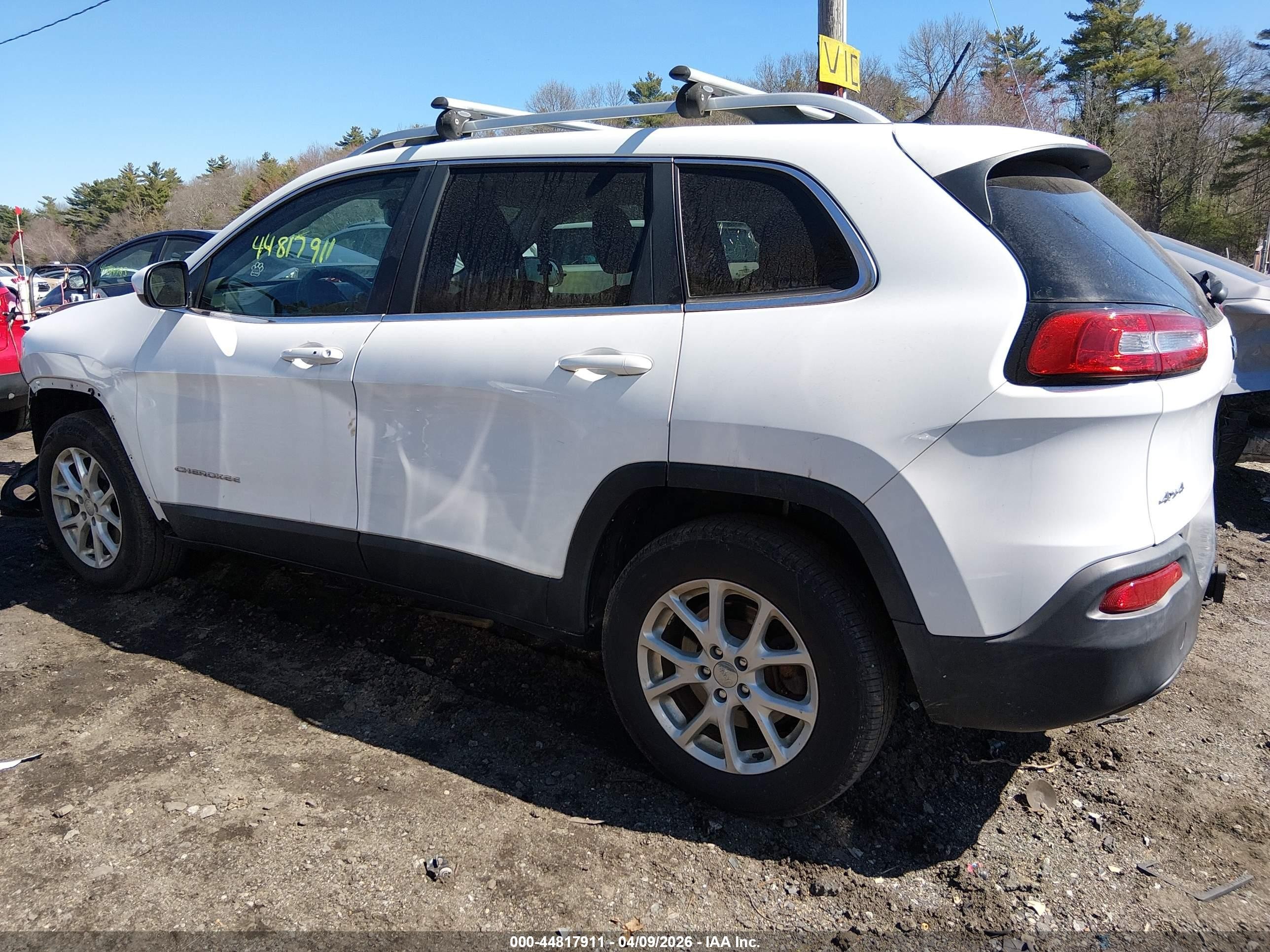 2014 Jeep Cherokee Latitude White vin: 1C4PJMCS9EW126104