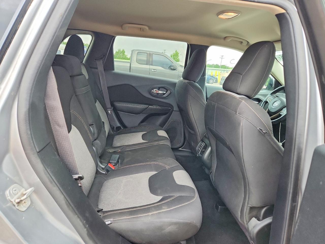 2014 Jeep Cherokee Latitude Silver vin: 1C4PJMCS9EW175366