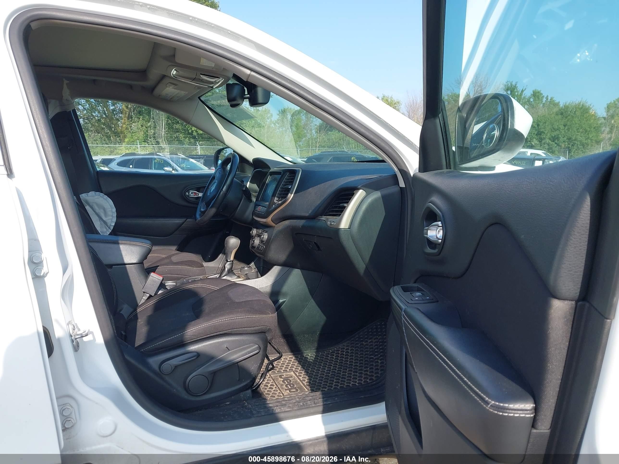 2015 Jeep Cherokee Latitude White vin: 1C4PJMCS9FW509946