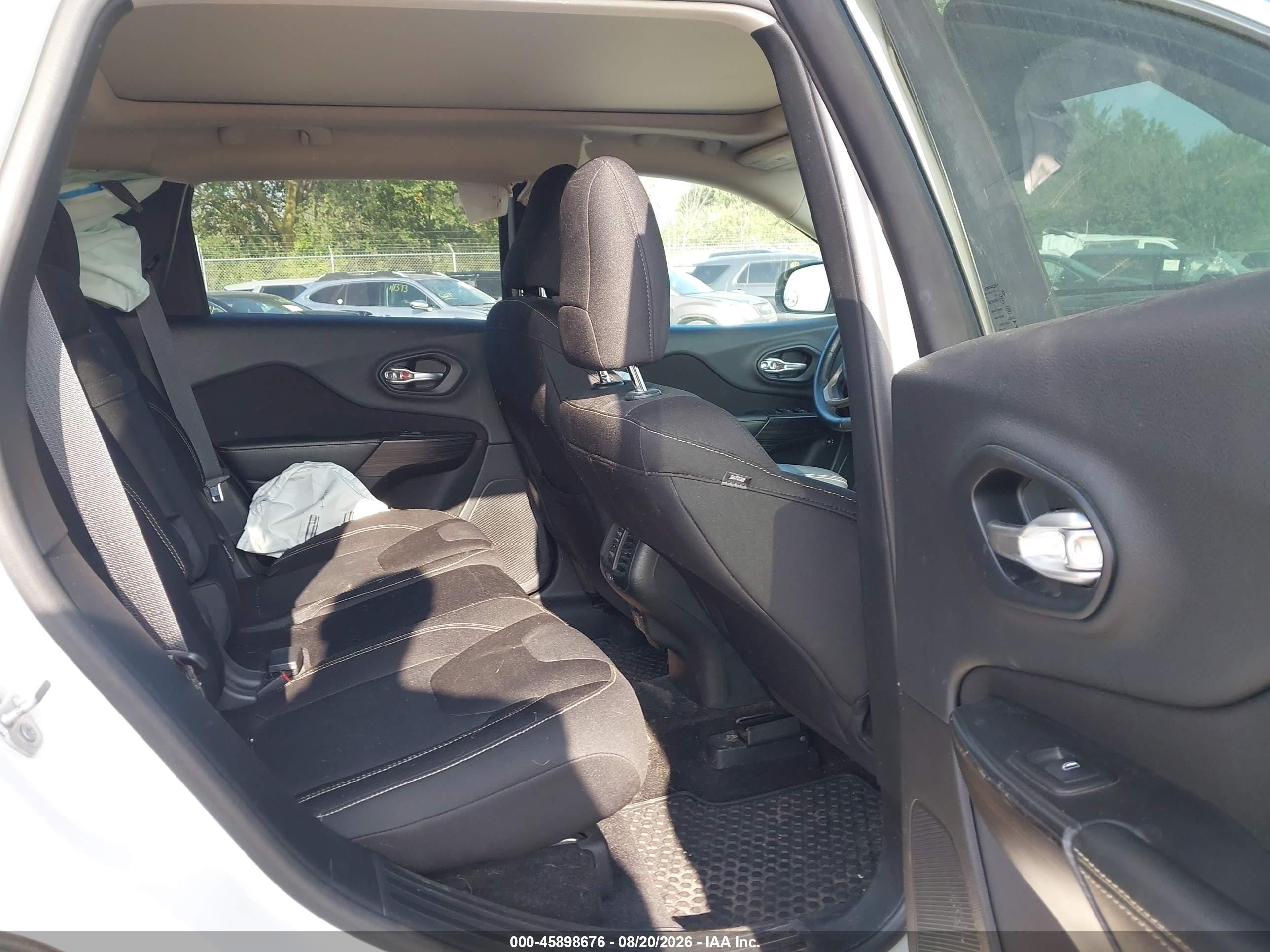 2015 Jeep Cherokee Latitude White vin: 1C4PJMCS9FW509946