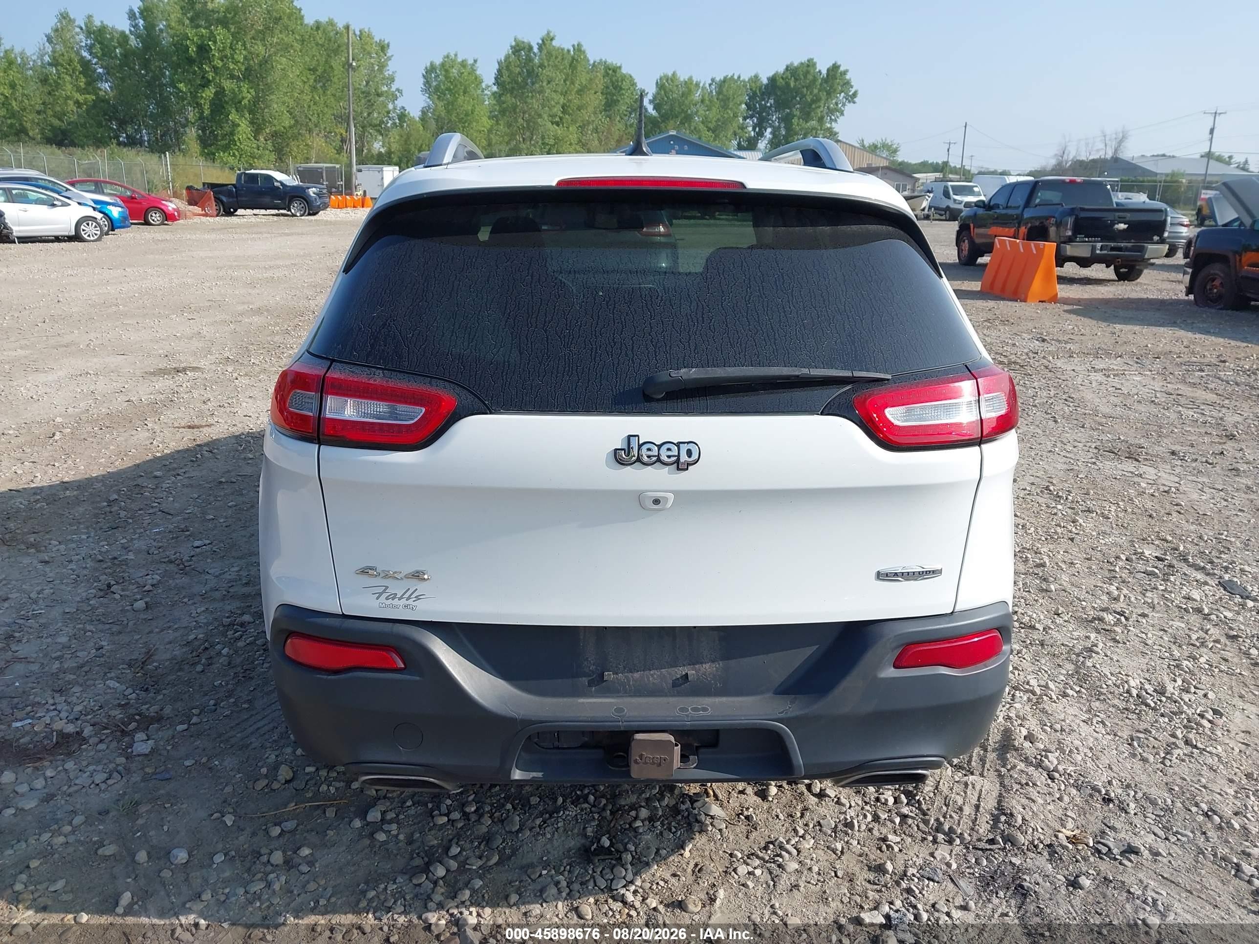 2015 Jeep Cherokee Latitude White vin: 1C4PJMCS9FW509946
