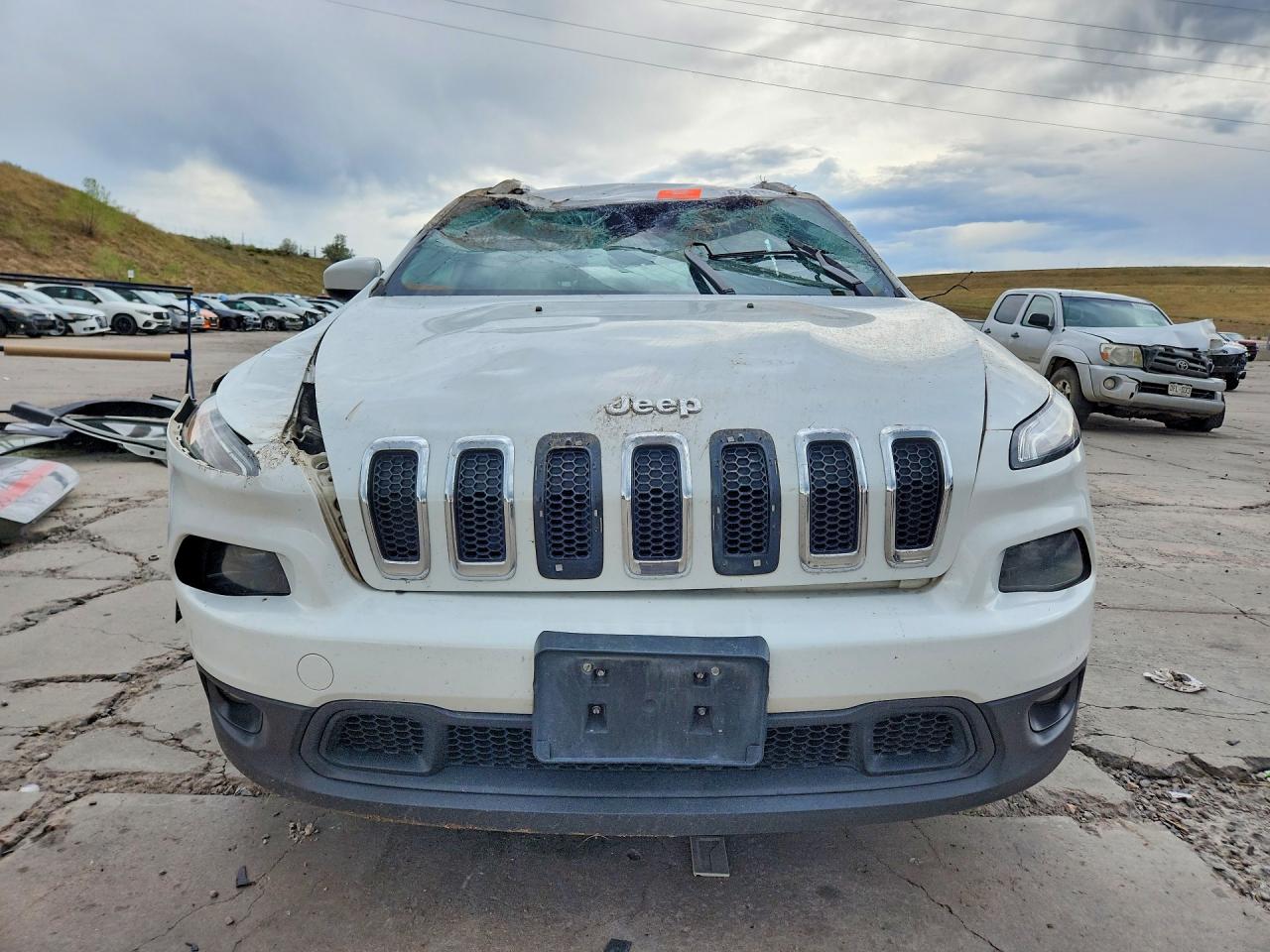 2015 Jeep Cherokee Latitude White vin: 1C4PJMCS9FW562257