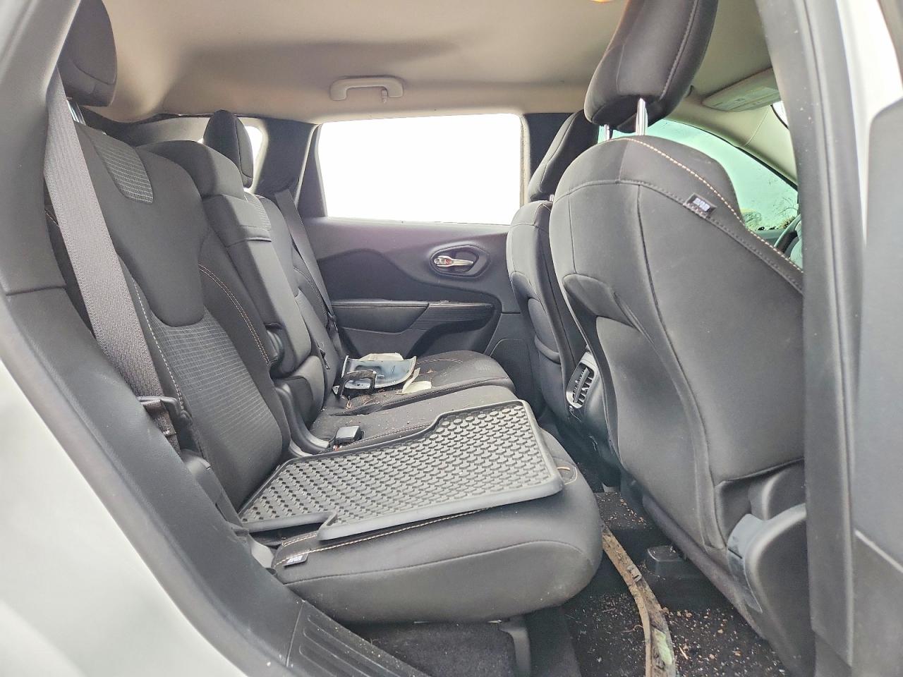 2015 Jeep Cherokee Latitude White vin: 1C4PJMCS9FW562257
