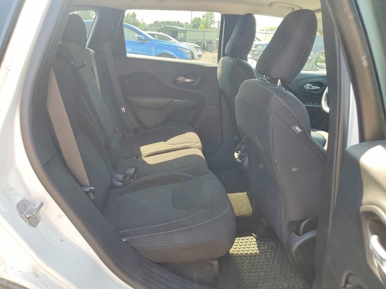 2015 Jeep Cherokee Latitude White vin: 1C4PJMCS9FW563506