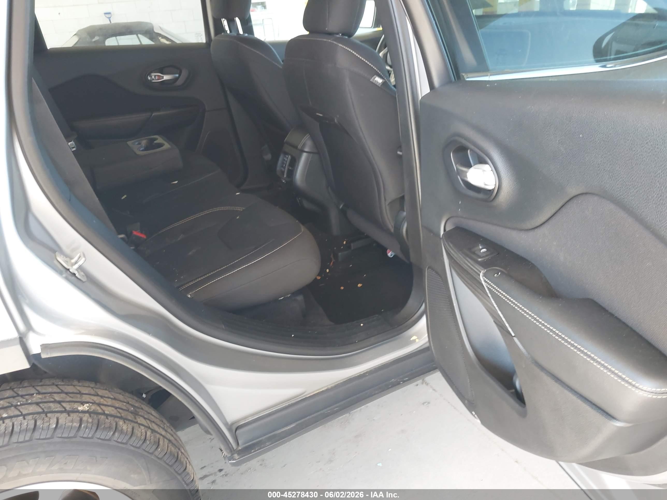 2015 Jeep Cherokee Latitude Silver vin: 1C4PJMCS9FW582752