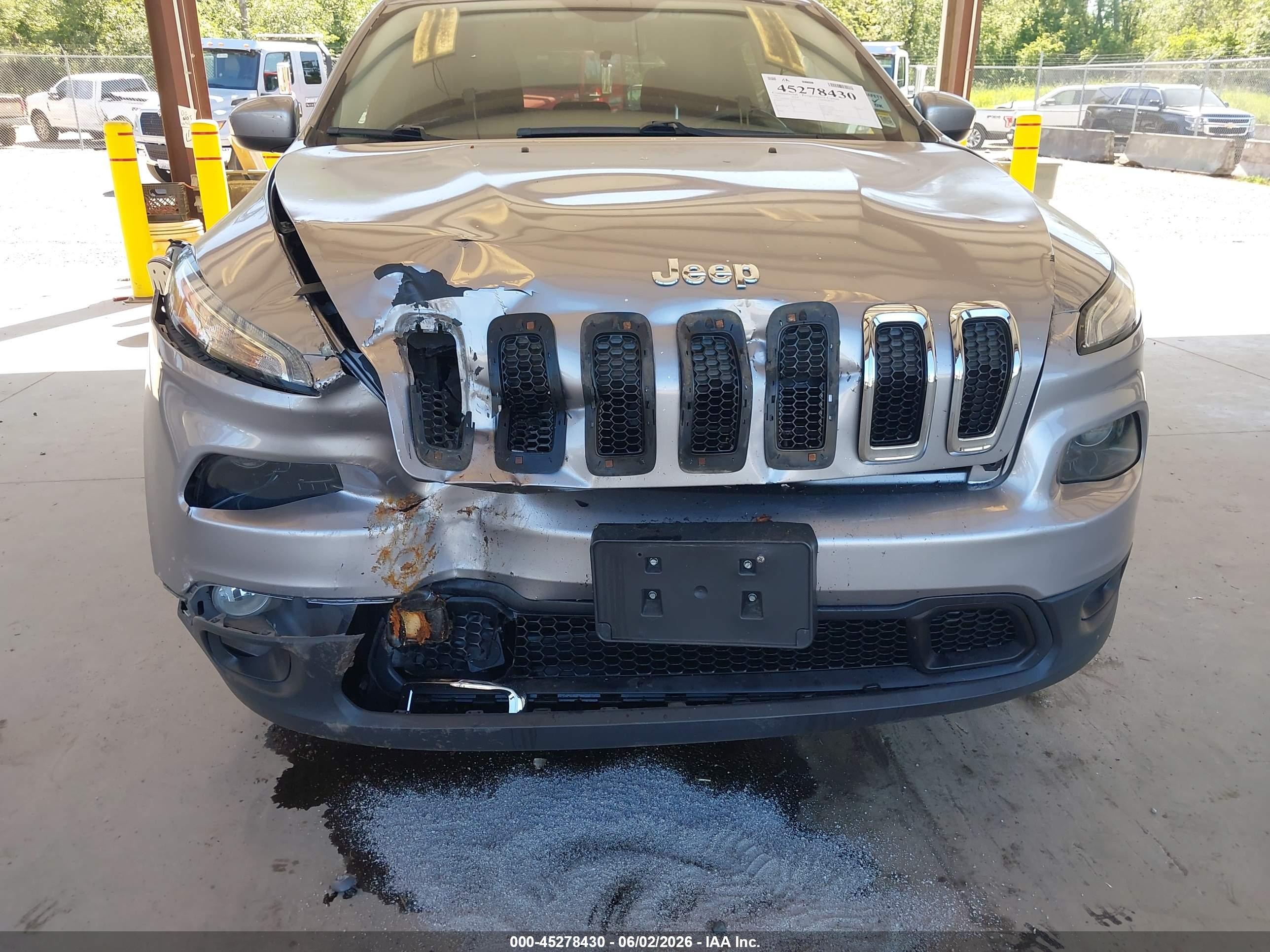 2015 Jeep Cherokee Latitude Silver vin: 1C4PJMCS9FW582752