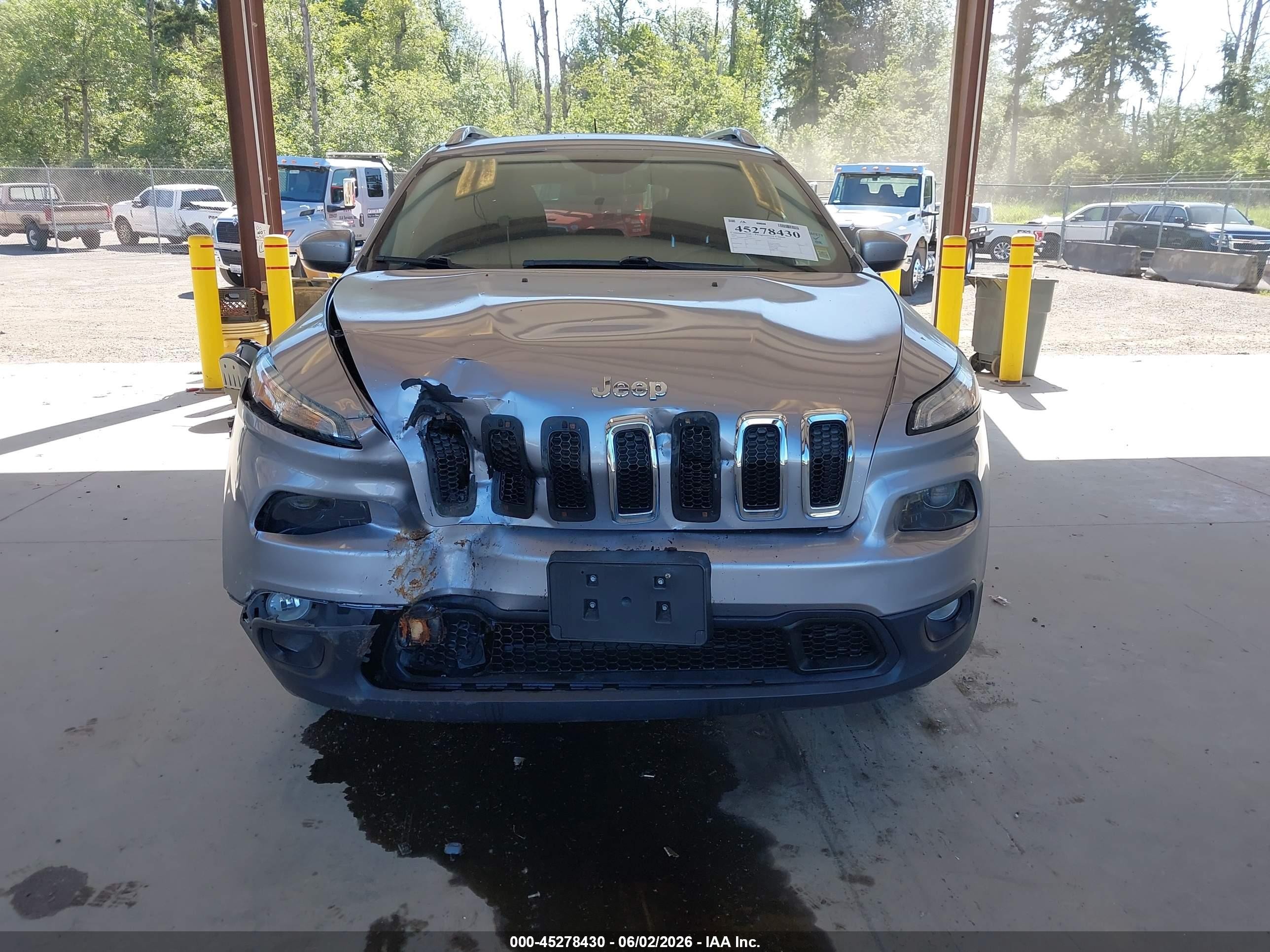 2015 Jeep Cherokee Latitude Silver vin: 1C4PJMCS9FW582752