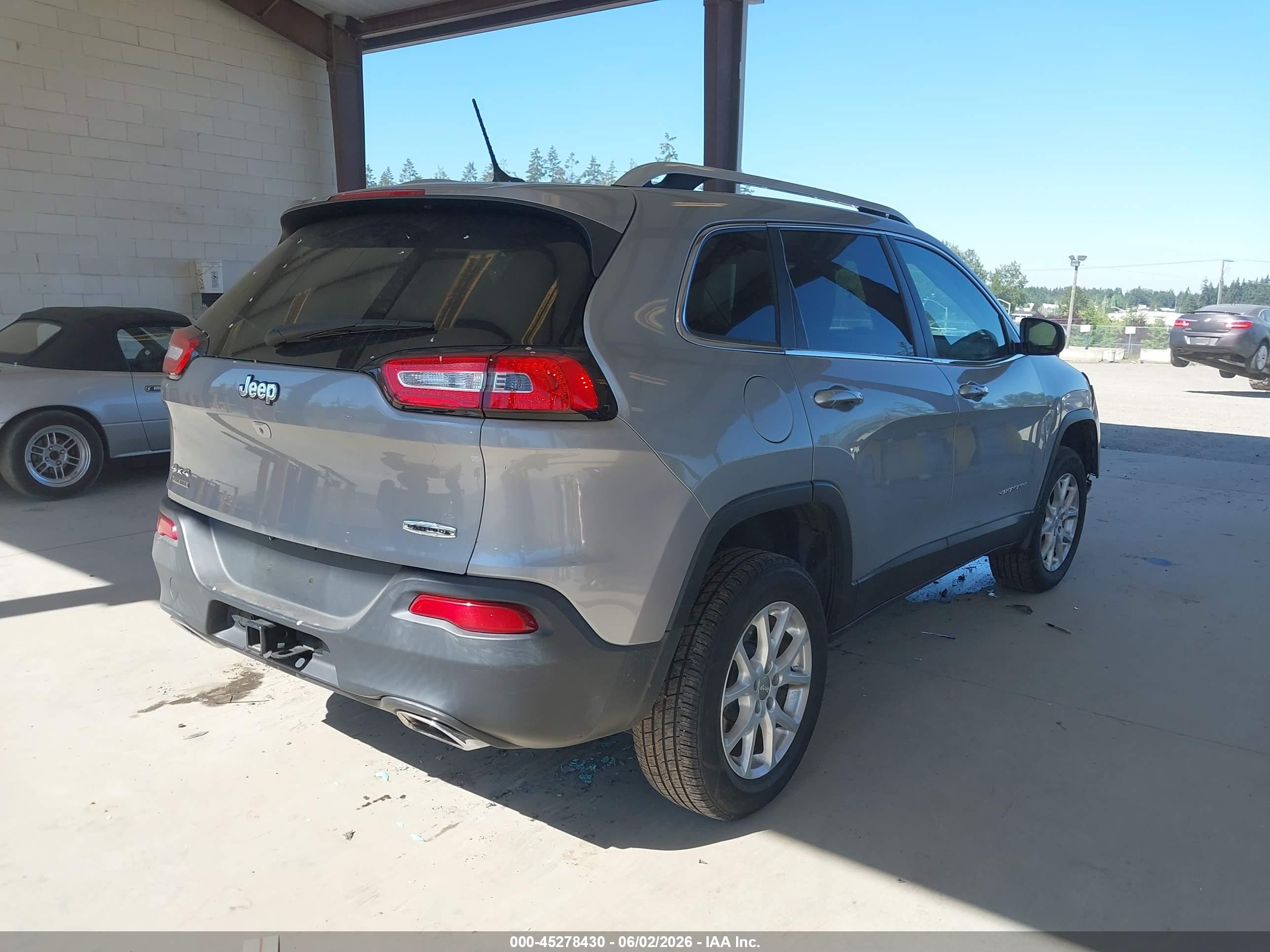 2015 Jeep Cherokee Latitude Silver vin: 1C4PJMCS9FW582752