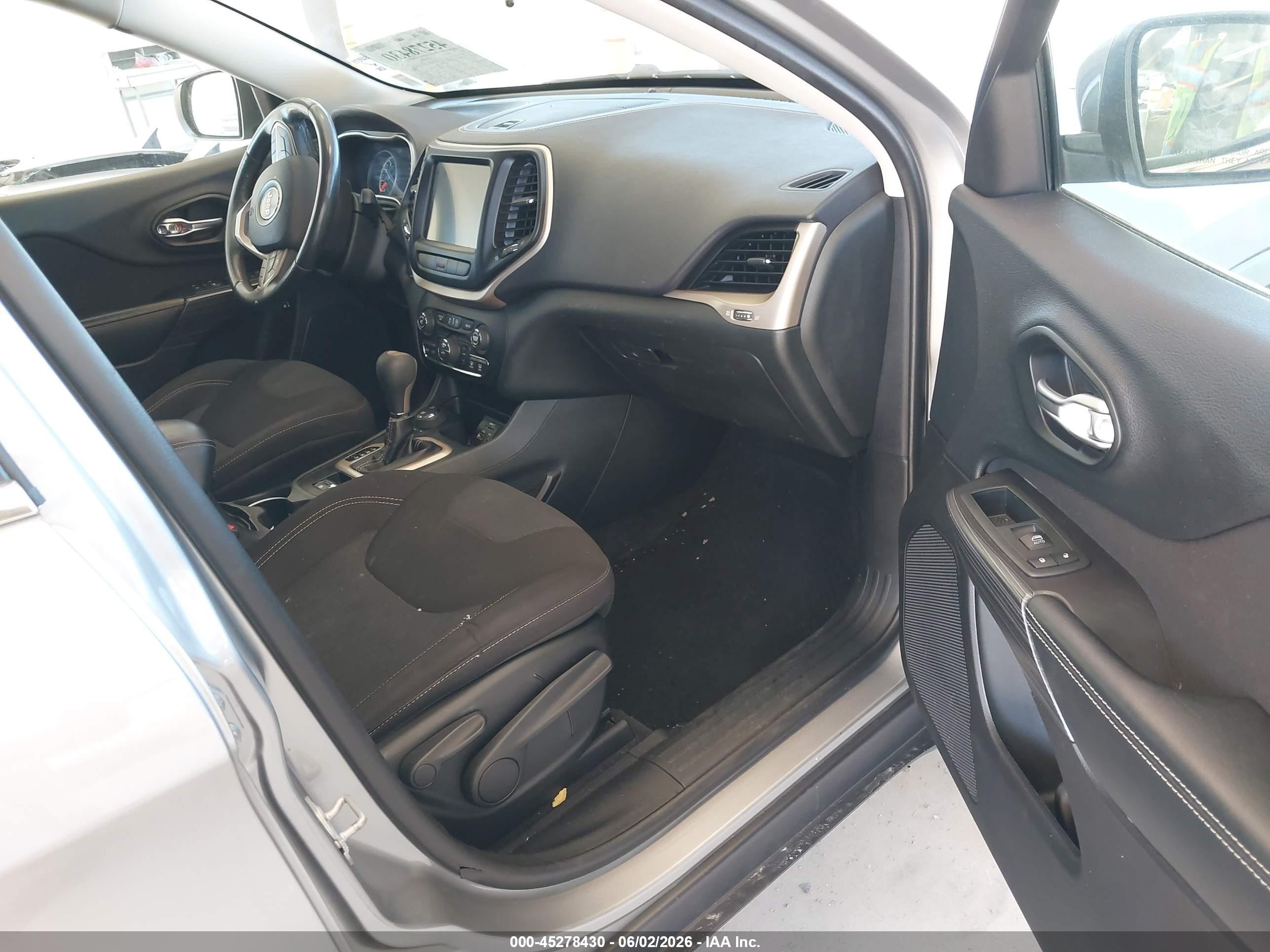 2015 Jeep Cherokee Latitude Silver vin: 1C4PJMCS9FW582752