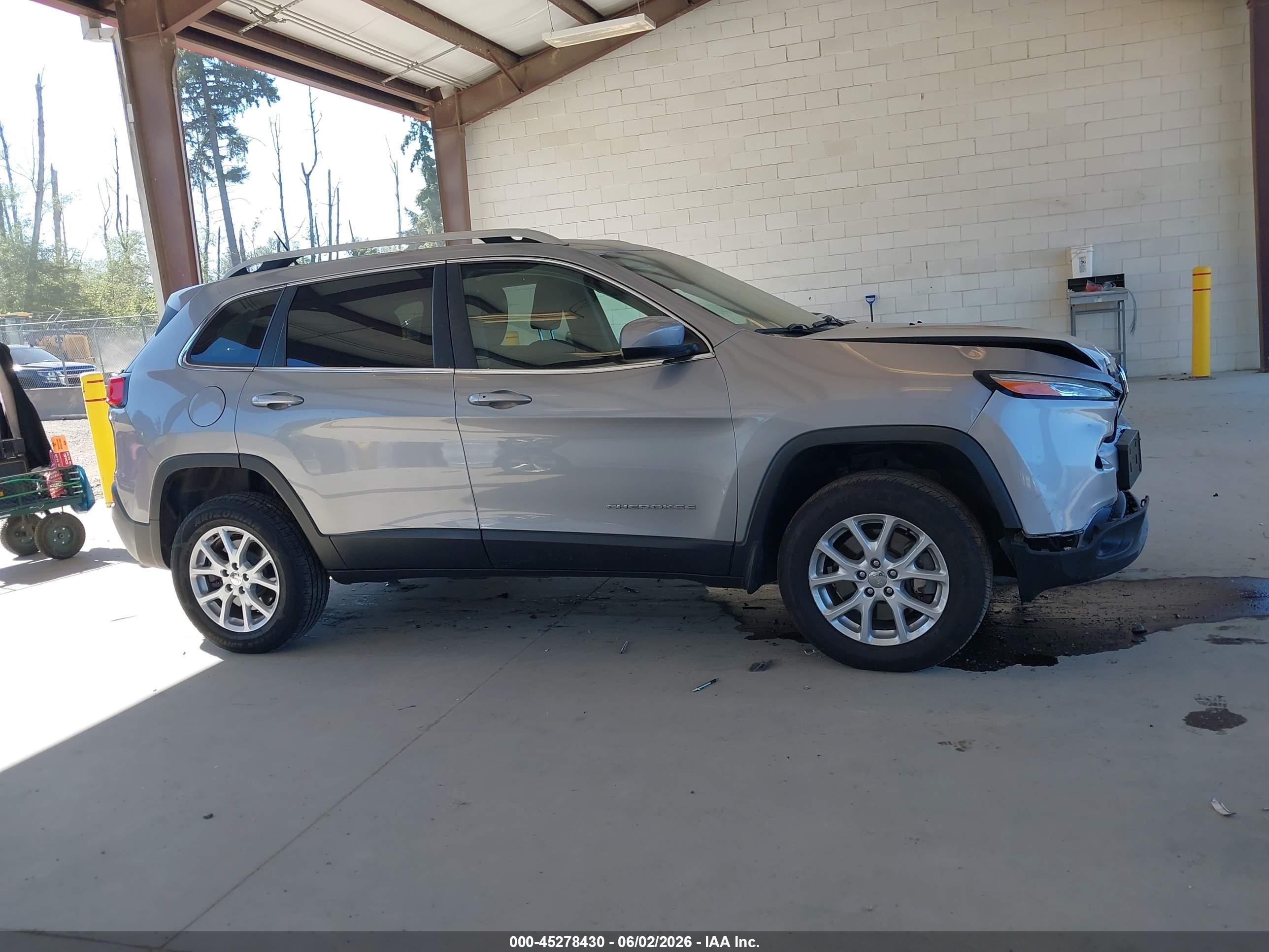 2015 Jeep Cherokee Latitude Silver vin: 1C4PJMCS9FW582752
