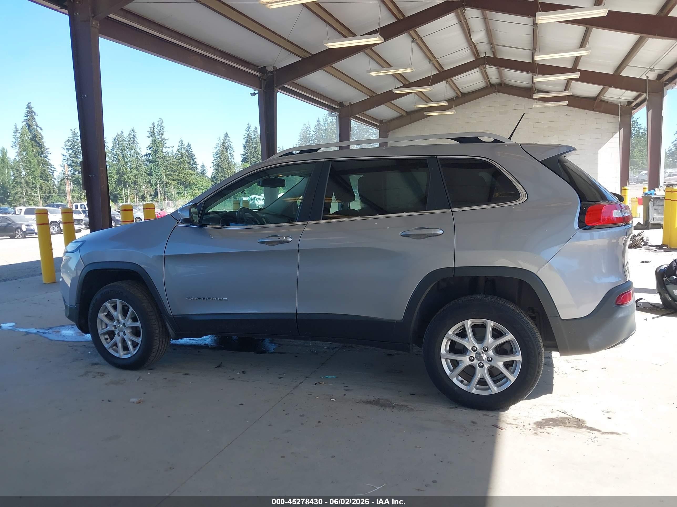 2015 Jeep Cherokee Latitude Silver vin: 1C4PJMCS9FW582752