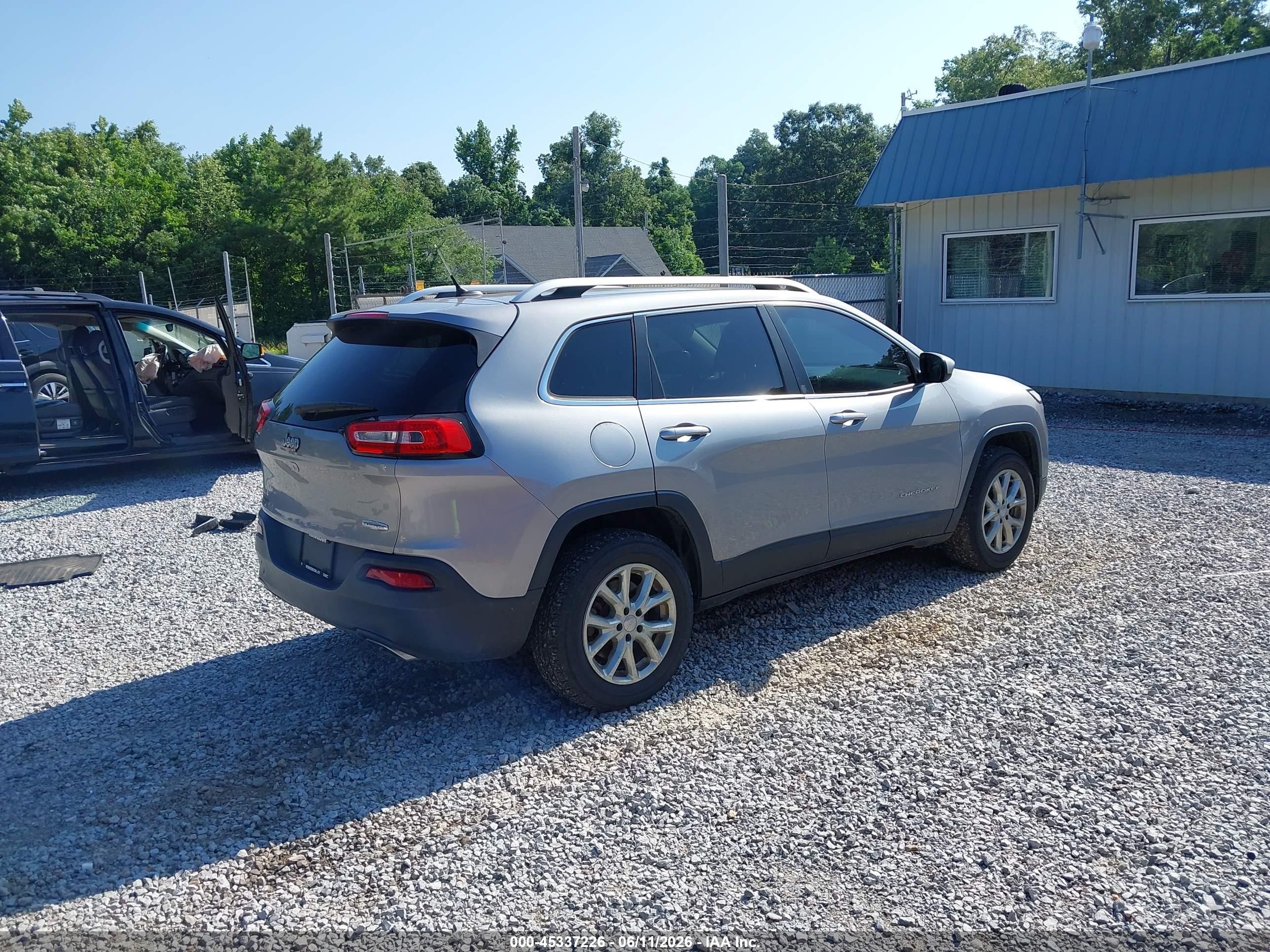 2015 Jeep Cherokee Latitude Silver vin: 1C4PJMCS9FW600215