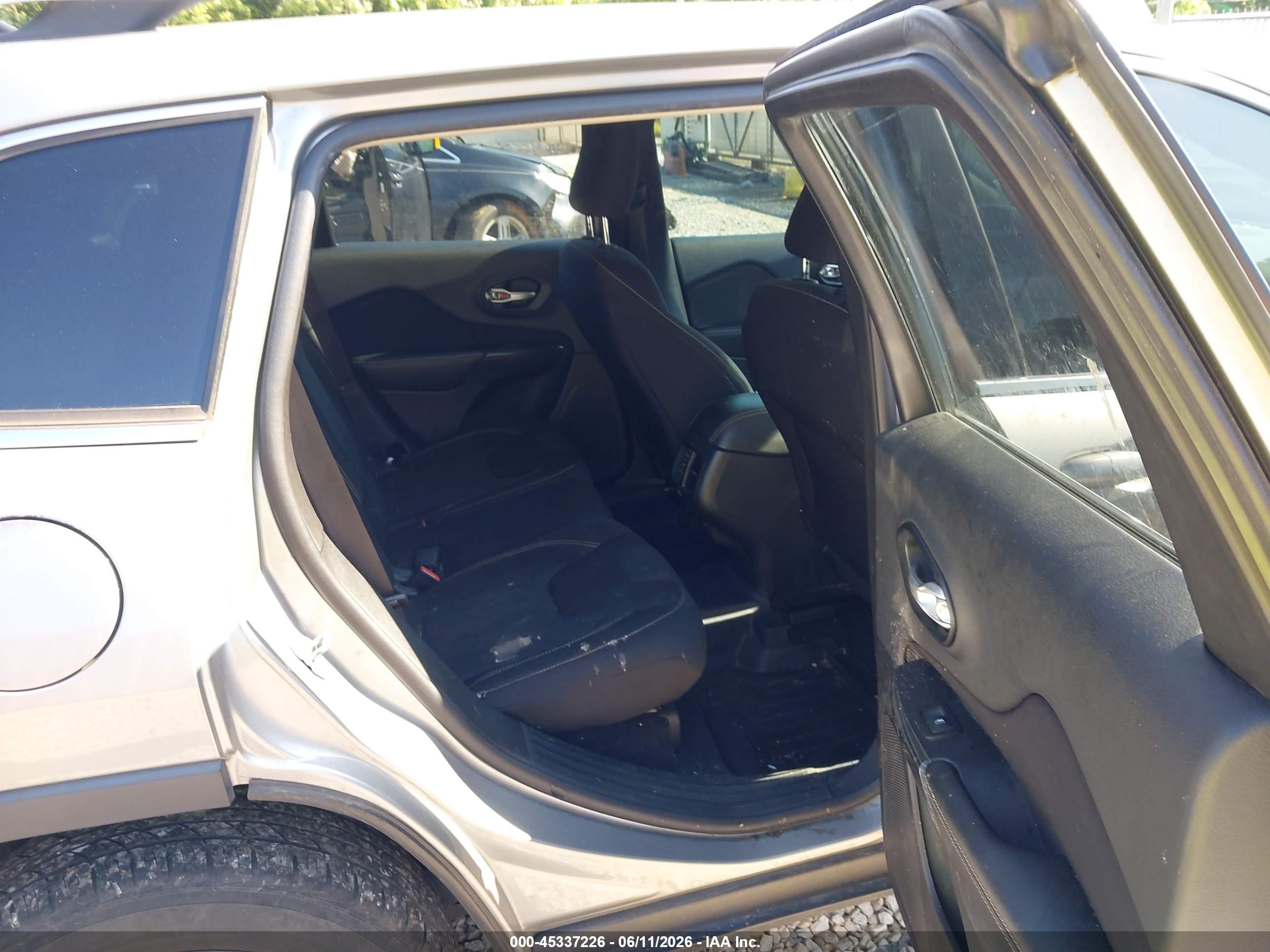 2015 Jeep Cherokee Latitude Silver vin: 1C4PJMCS9FW600215