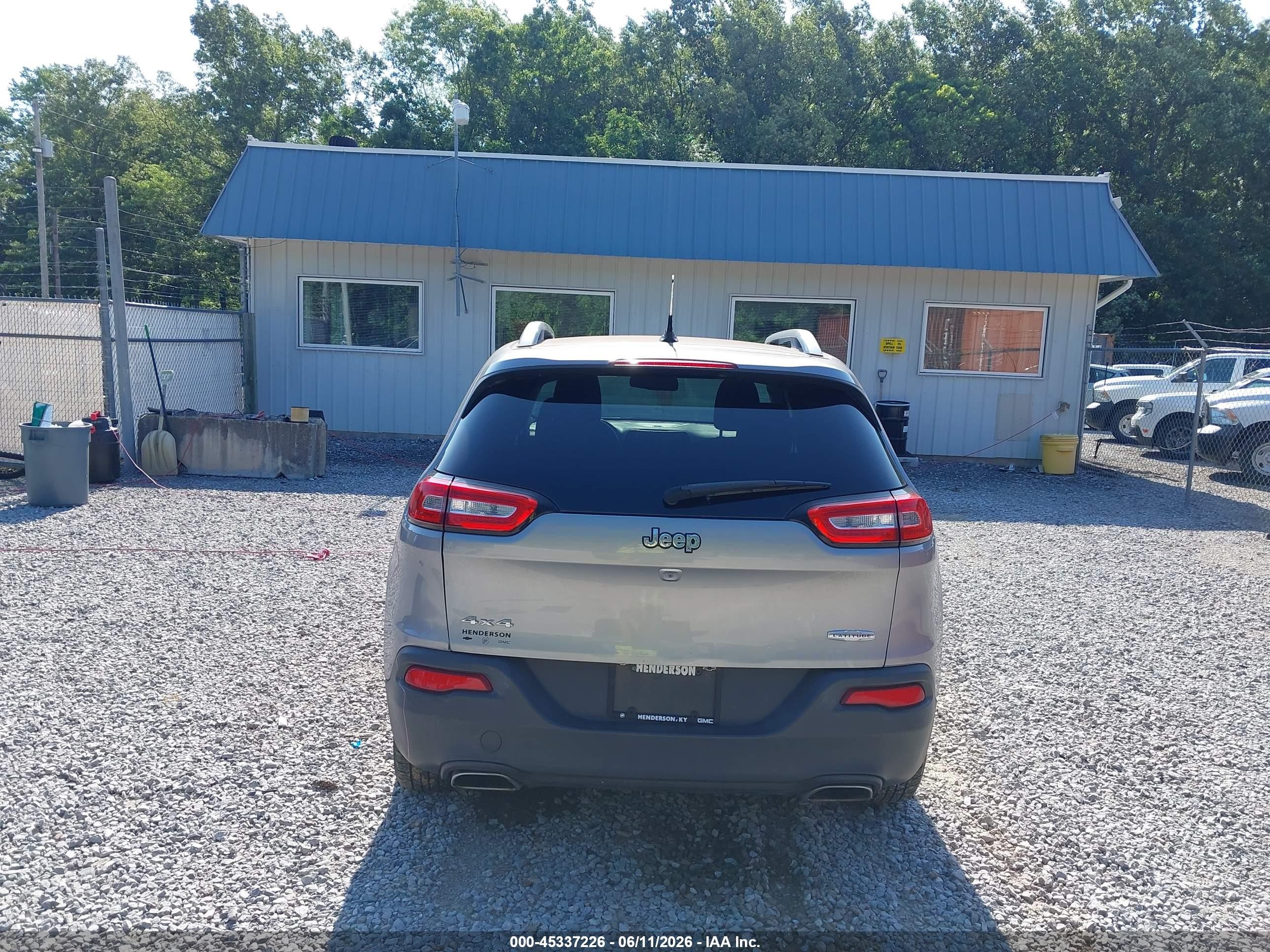 2015 Jeep Cherokee Latitude Silver vin: 1C4PJMCS9FW600215