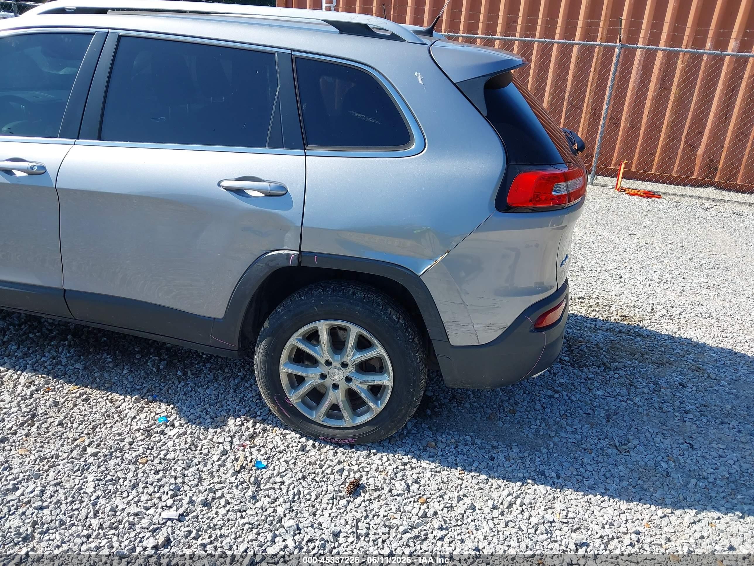 2015 Jeep Cherokee Latitude Silver vin: 1C4PJMCS9FW600215