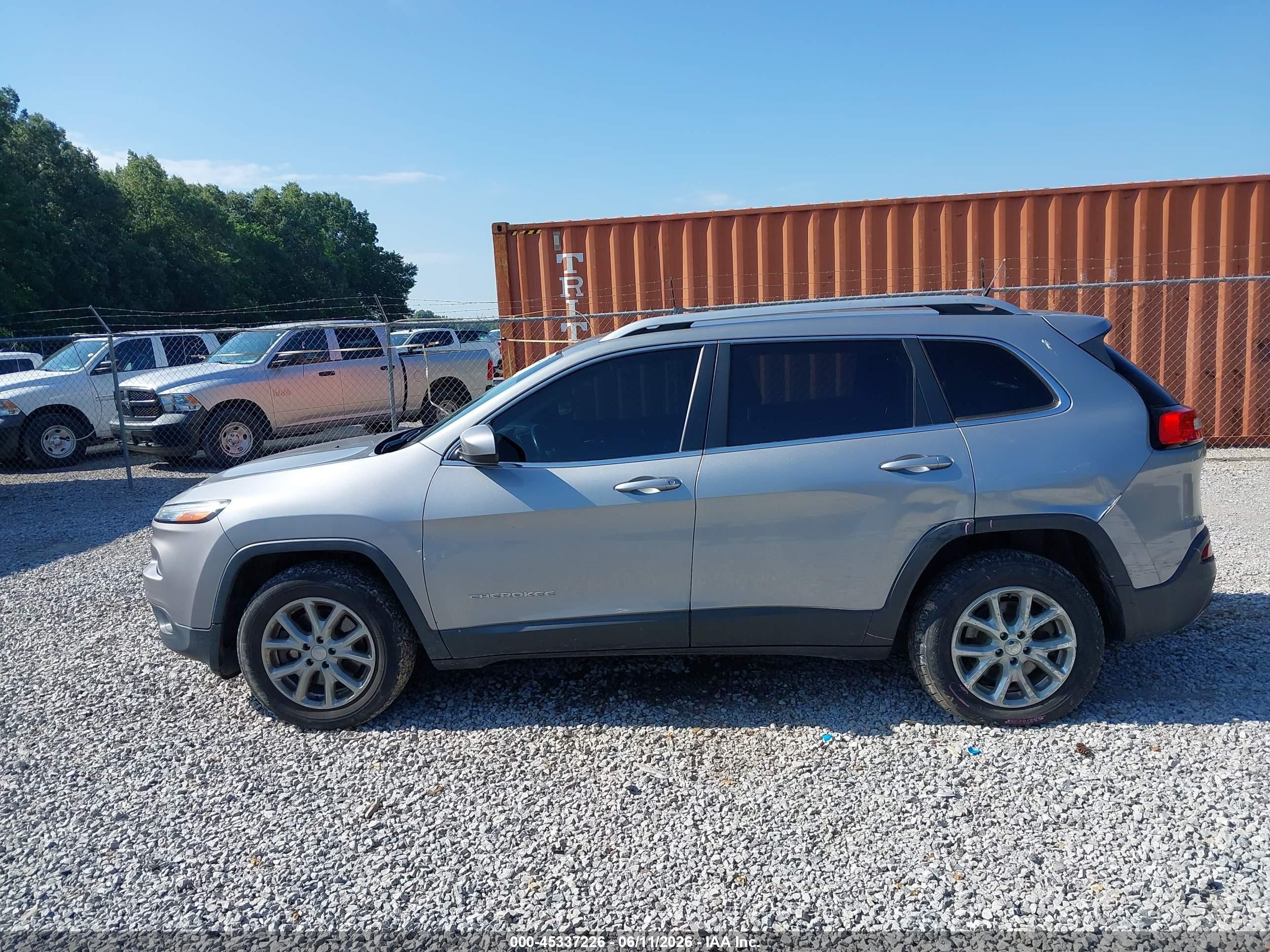 2015 Jeep Cherokee Latitude Silver vin: 1C4PJMCS9FW600215