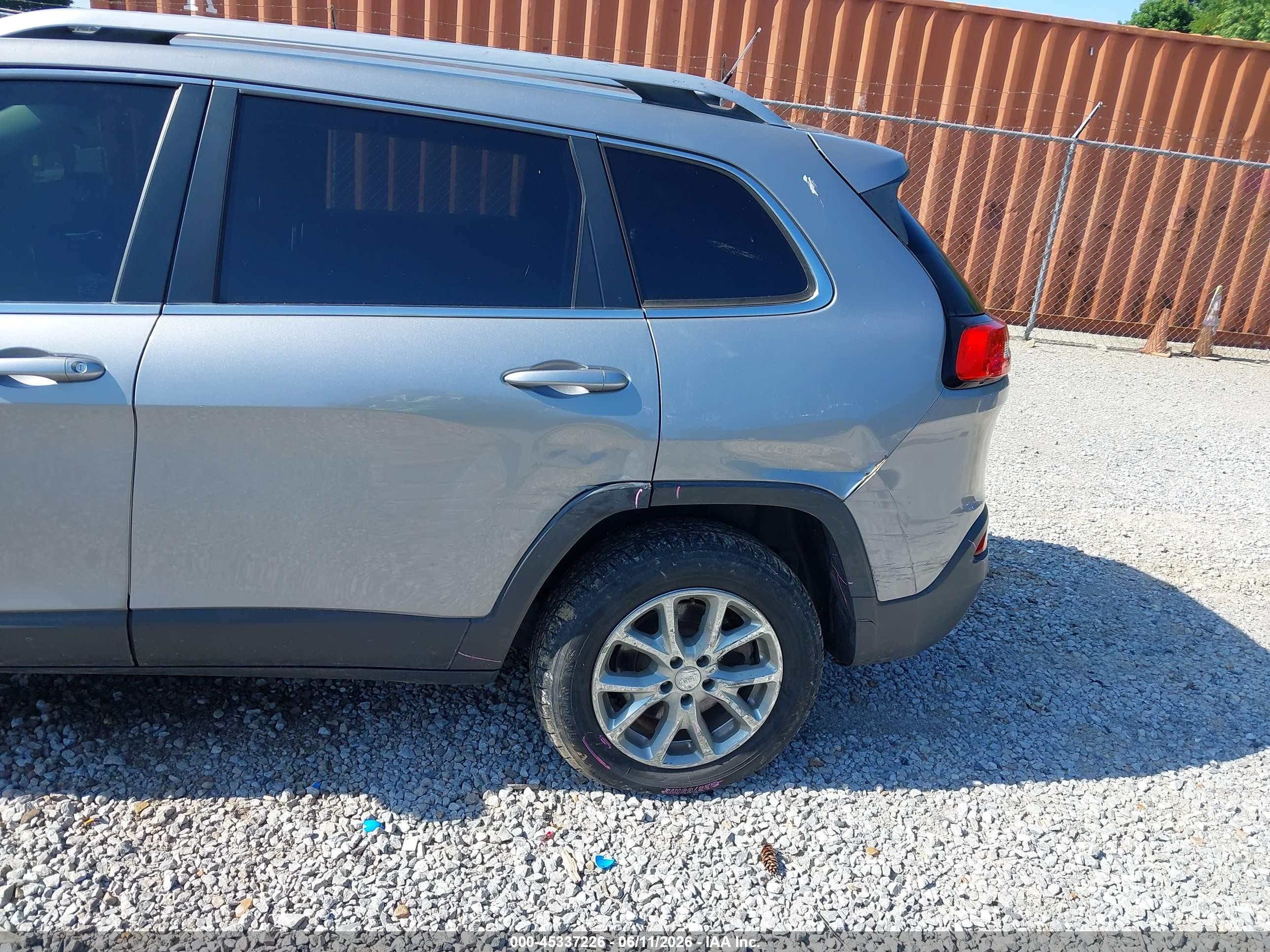 2015 Jeep Cherokee Latitude Silver vin: 1C4PJMCS9FW600215