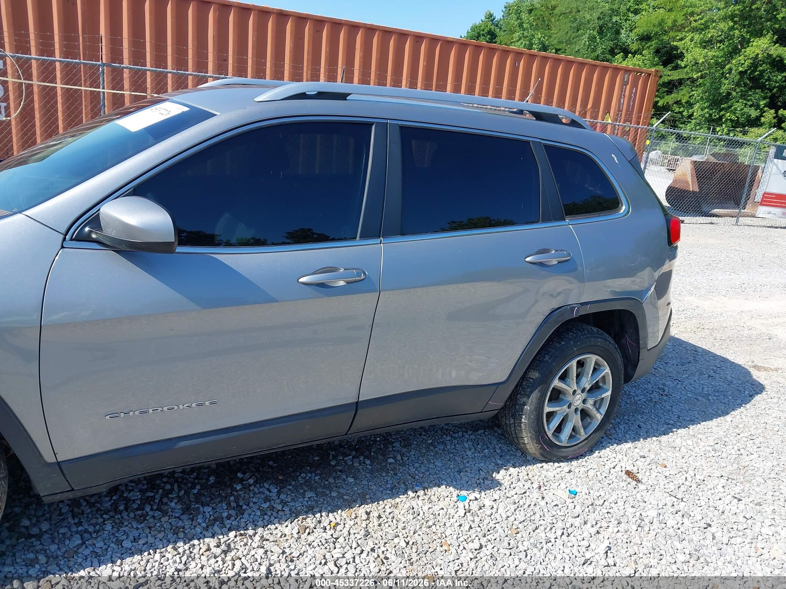 2015 Jeep Cherokee Latitude Silver vin: 1C4PJMCS9FW600215
