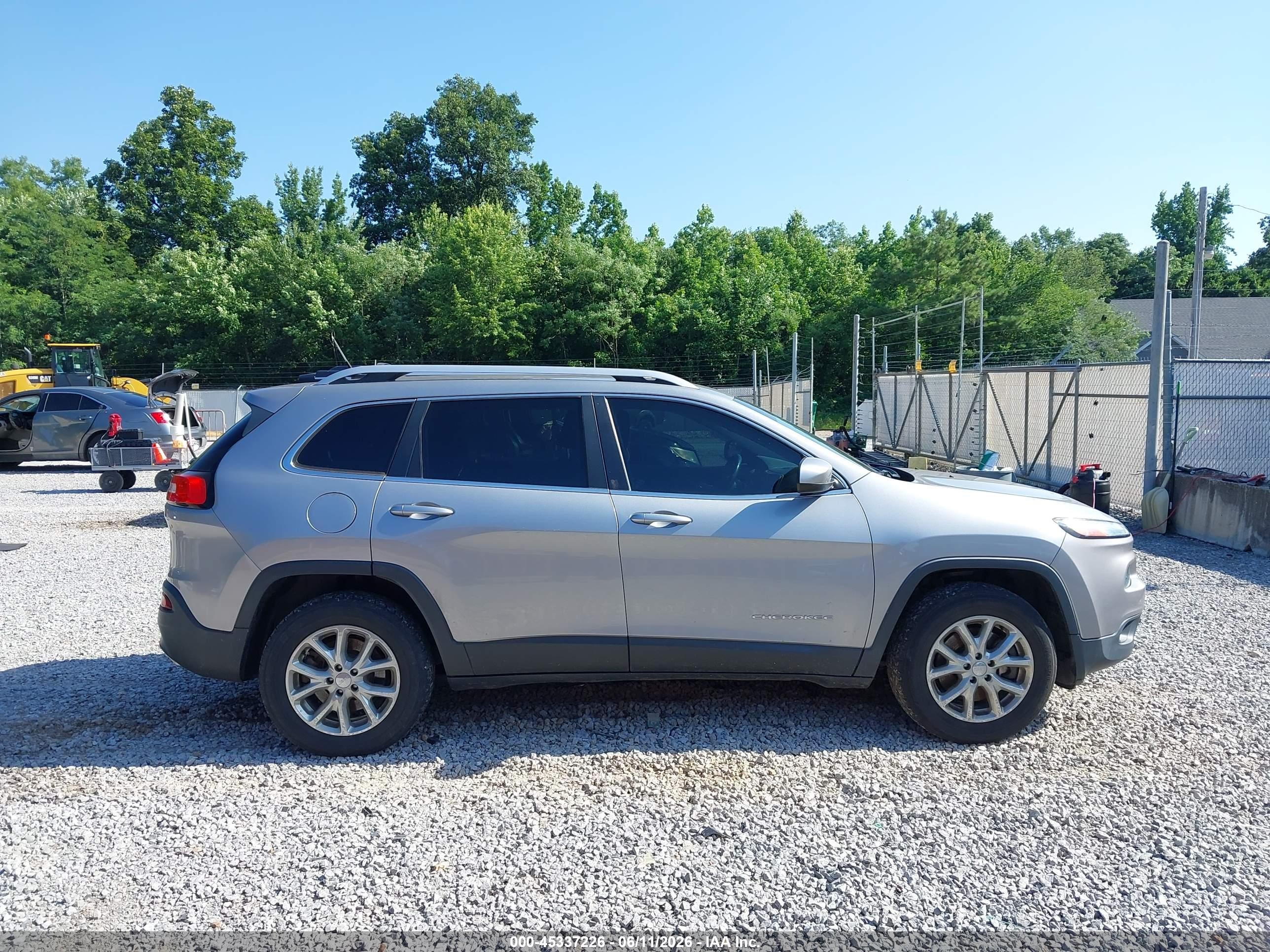 2015 Jeep Cherokee Latitude Silver vin: 1C4PJMCS9FW600215