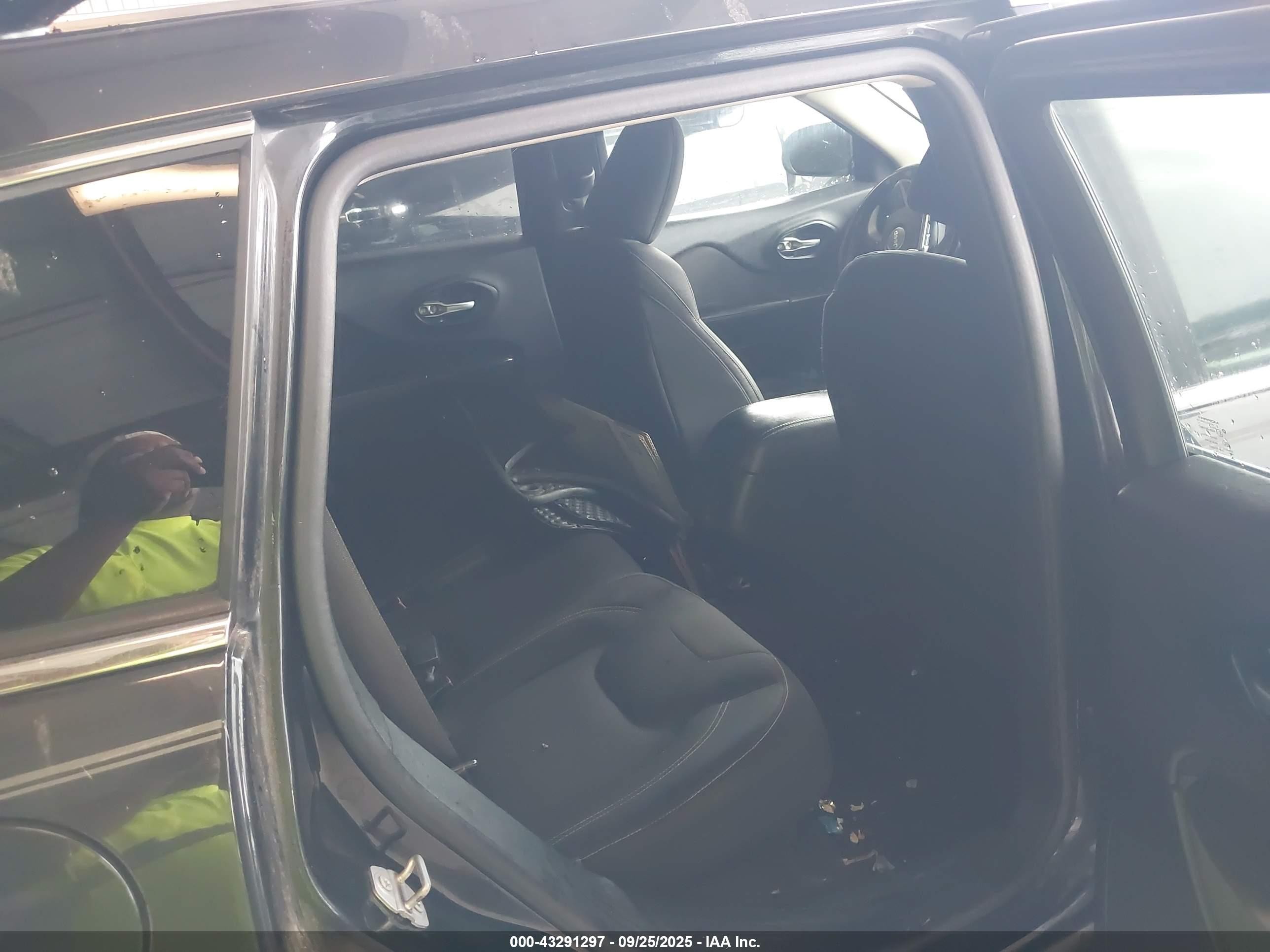 2015 Jeep Cherokee Latitude Черный vin: 1C4PJMCS9FW673777
