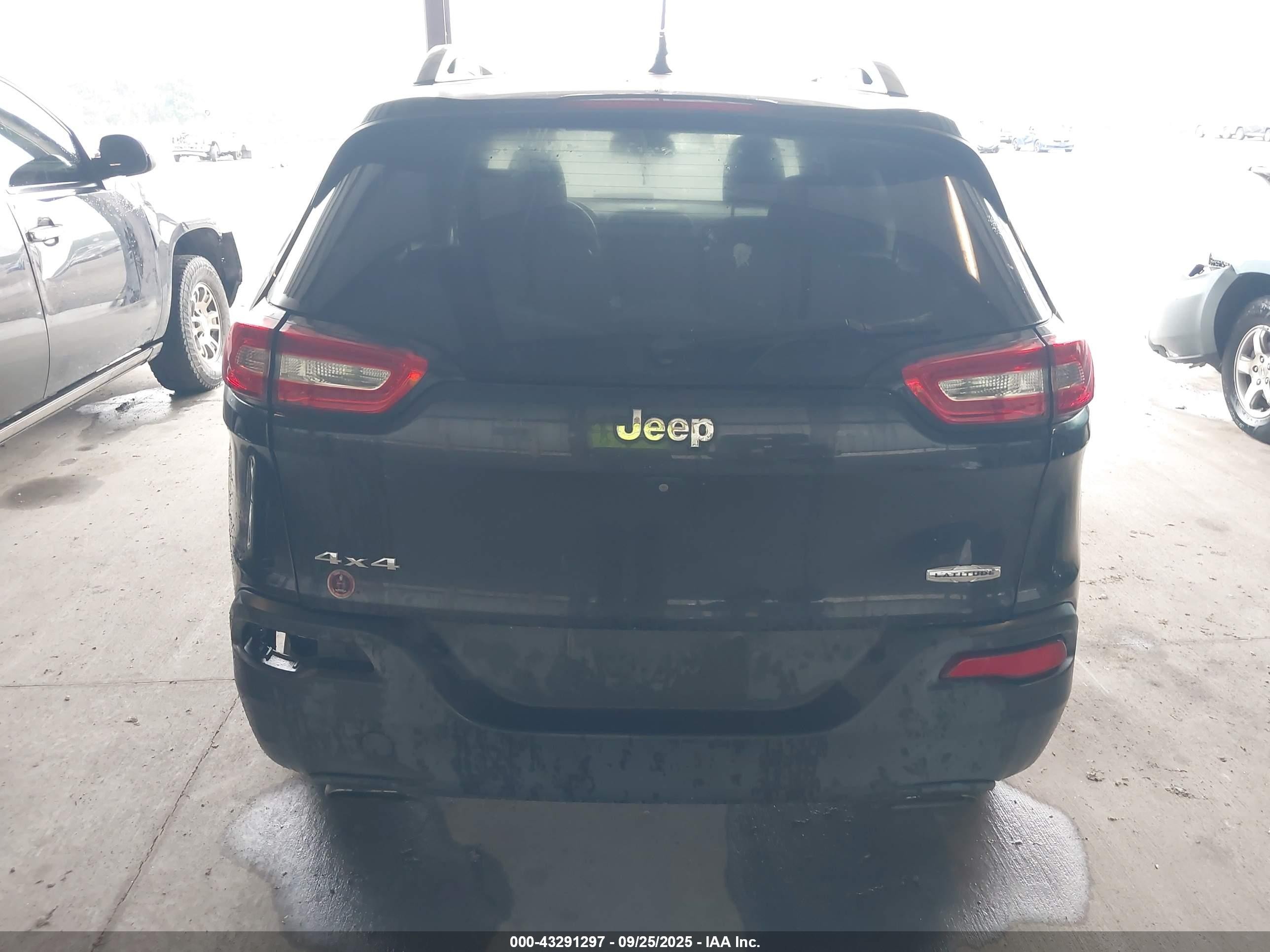 2015 Jeep Cherokee Latitude Черный vin: 1C4PJMCS9FW673777