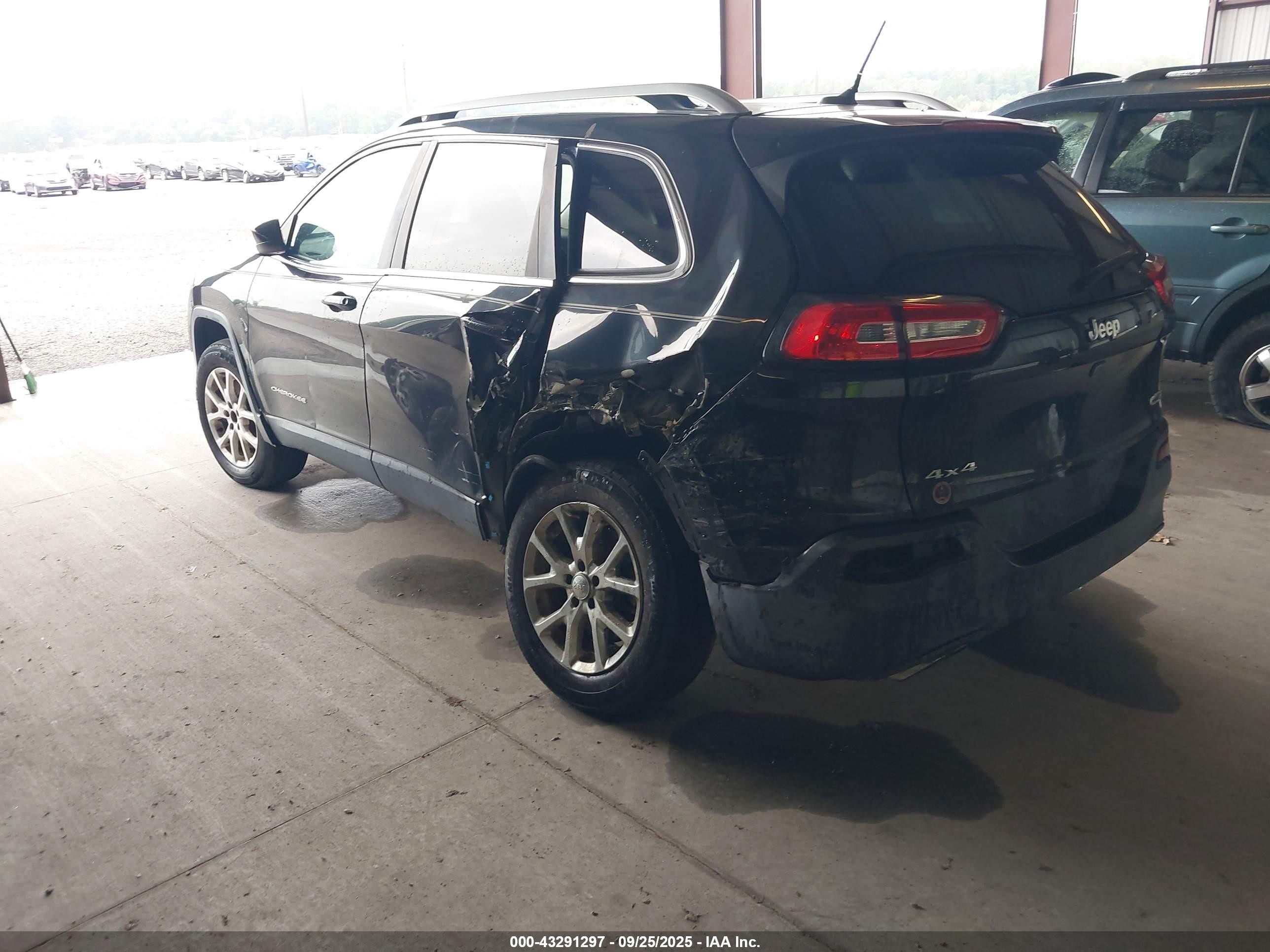 2015 Jeep Cherokee Latitude Черный vin: 1C4PJMCS9FW673777