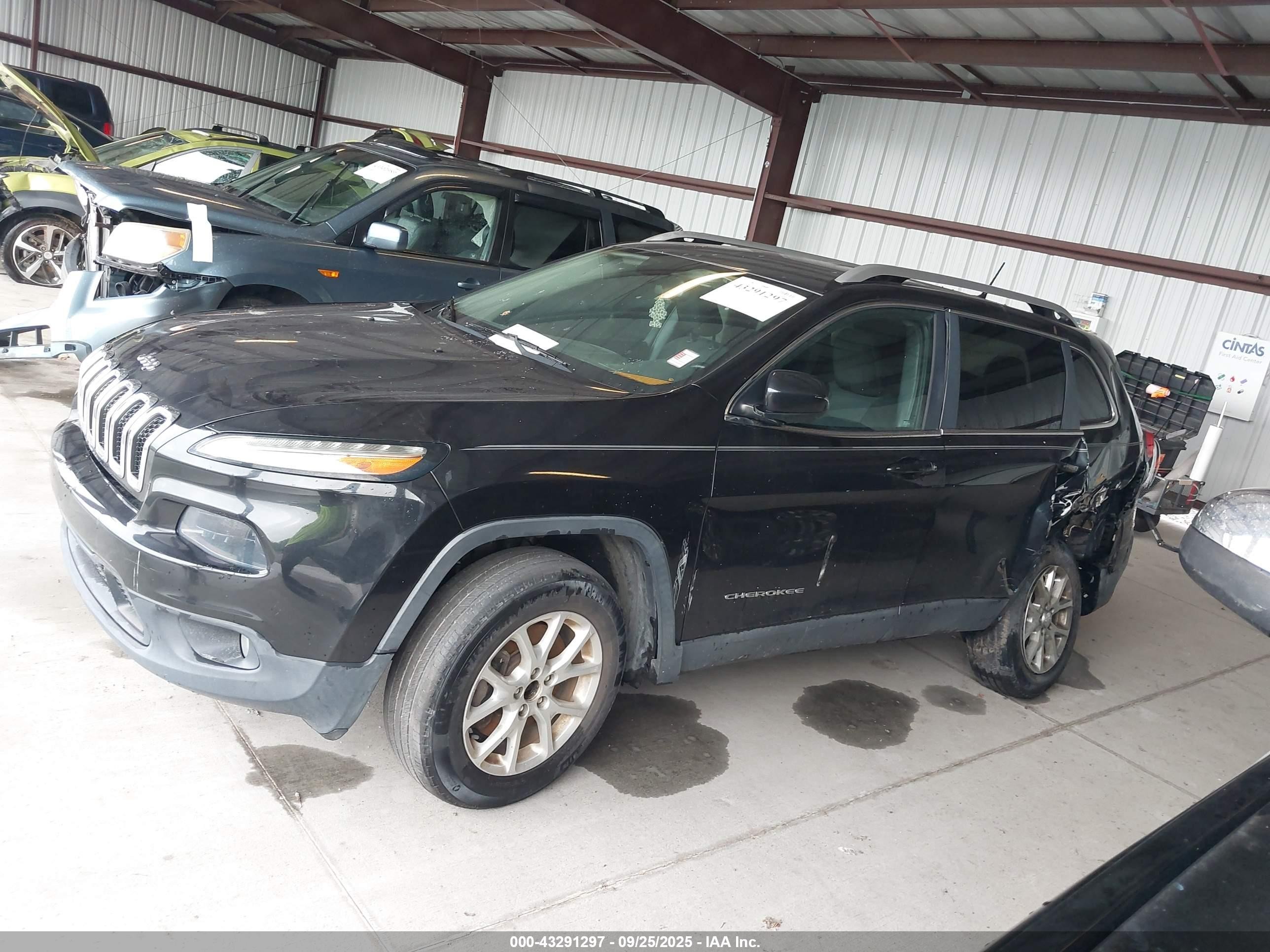 2015 Jeep Cherokee Latitude Черный vin: 1C4PJMCS9FW673777