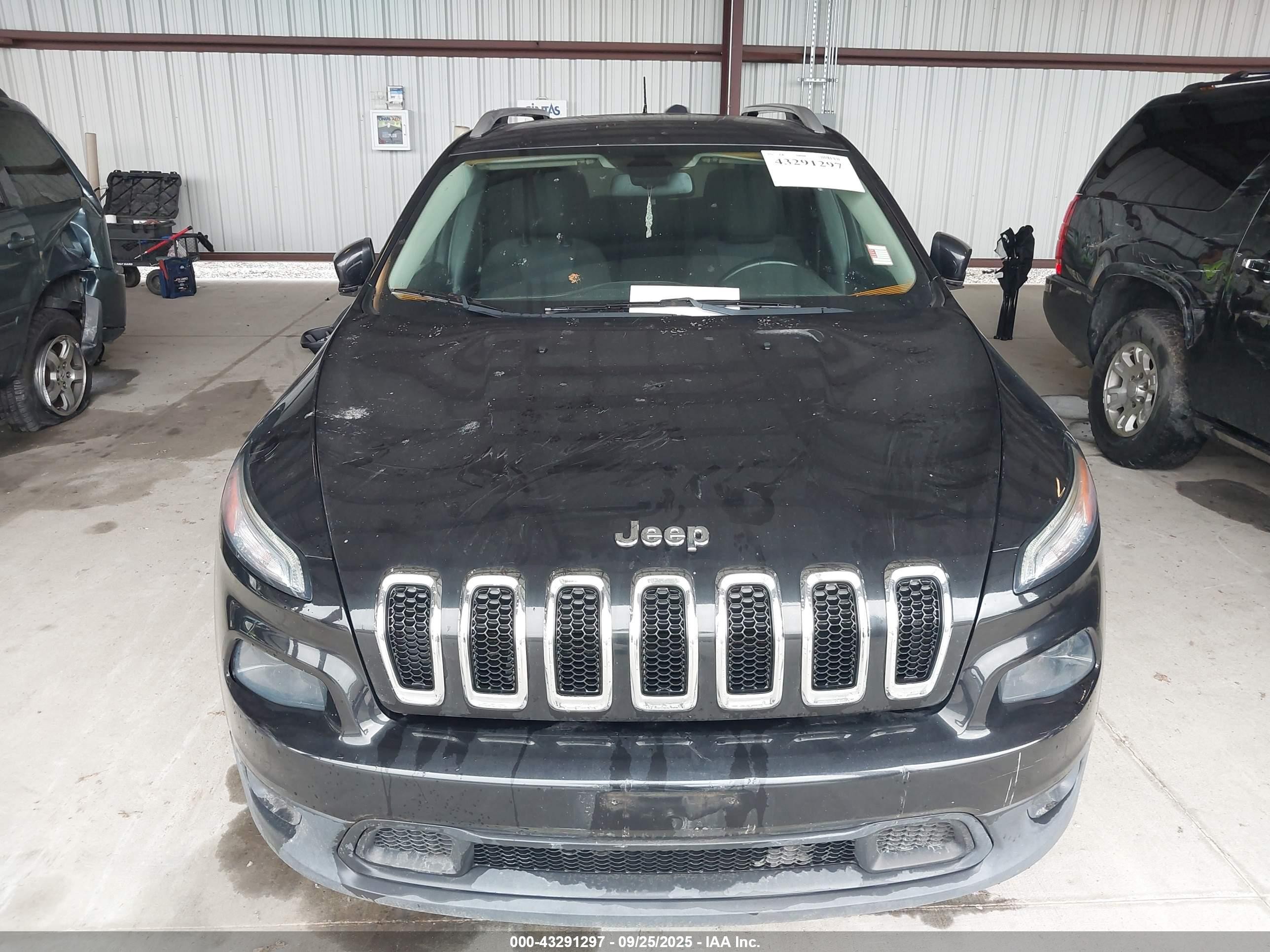 2015 Jeep Cherokee Latitude Черный vin: 1C4PJMCS9FW673777