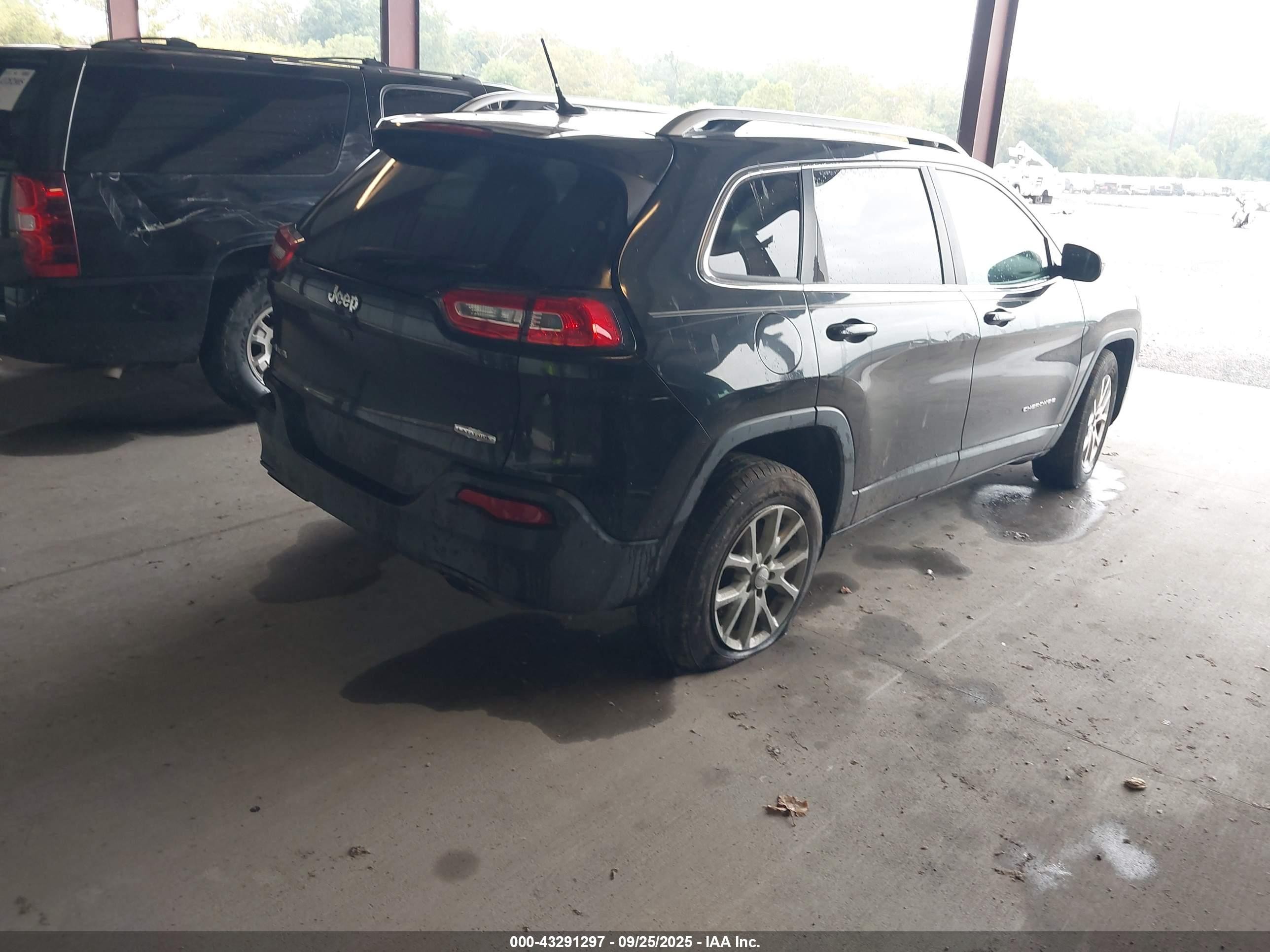 2015 Jeep Cherokee Latitude Черный vin: 1C4PJMCS9FW673777