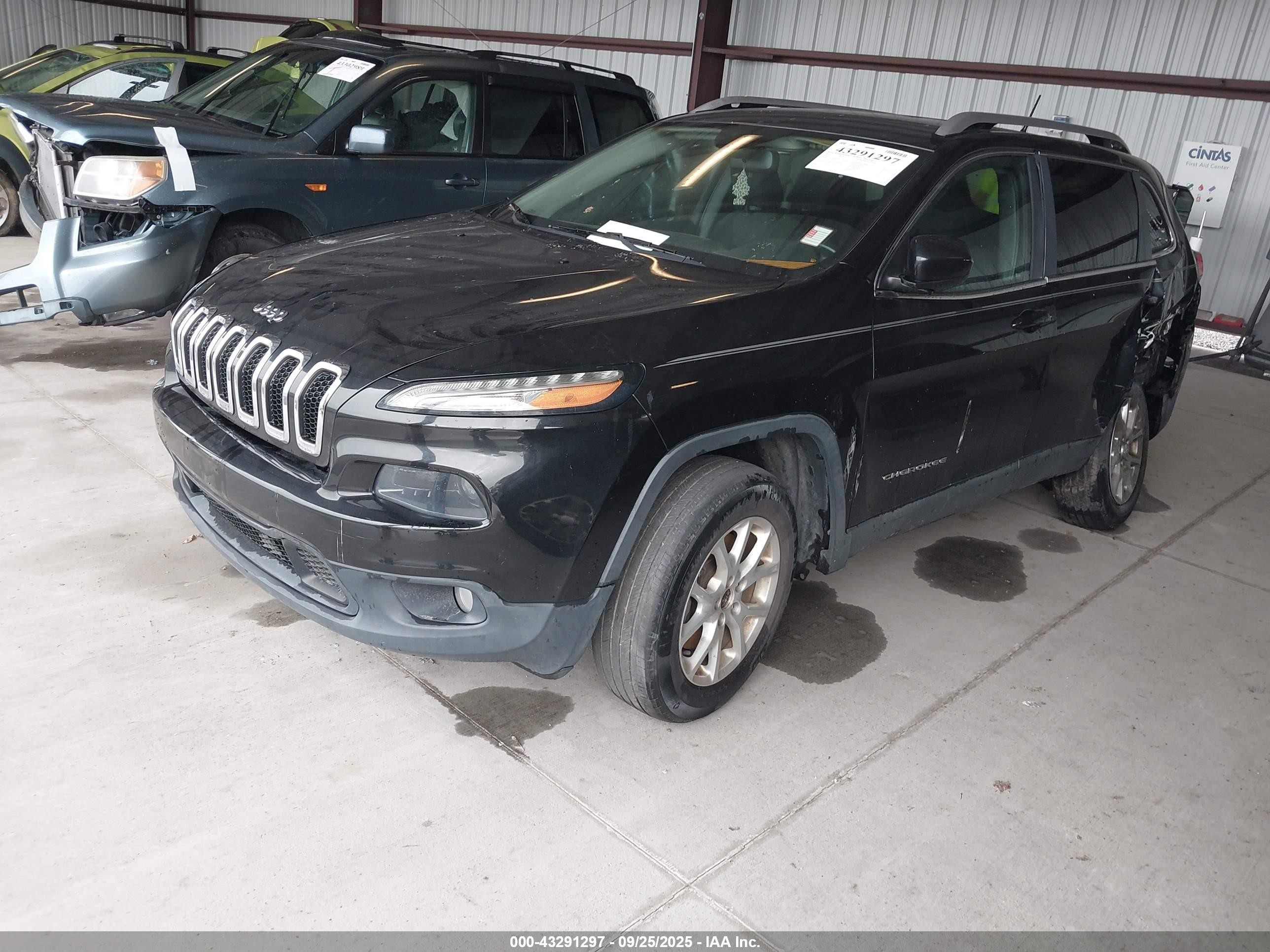 2015 Jeep Cherokee Latitude Черный vin: 1C4PJMCS9FW673777