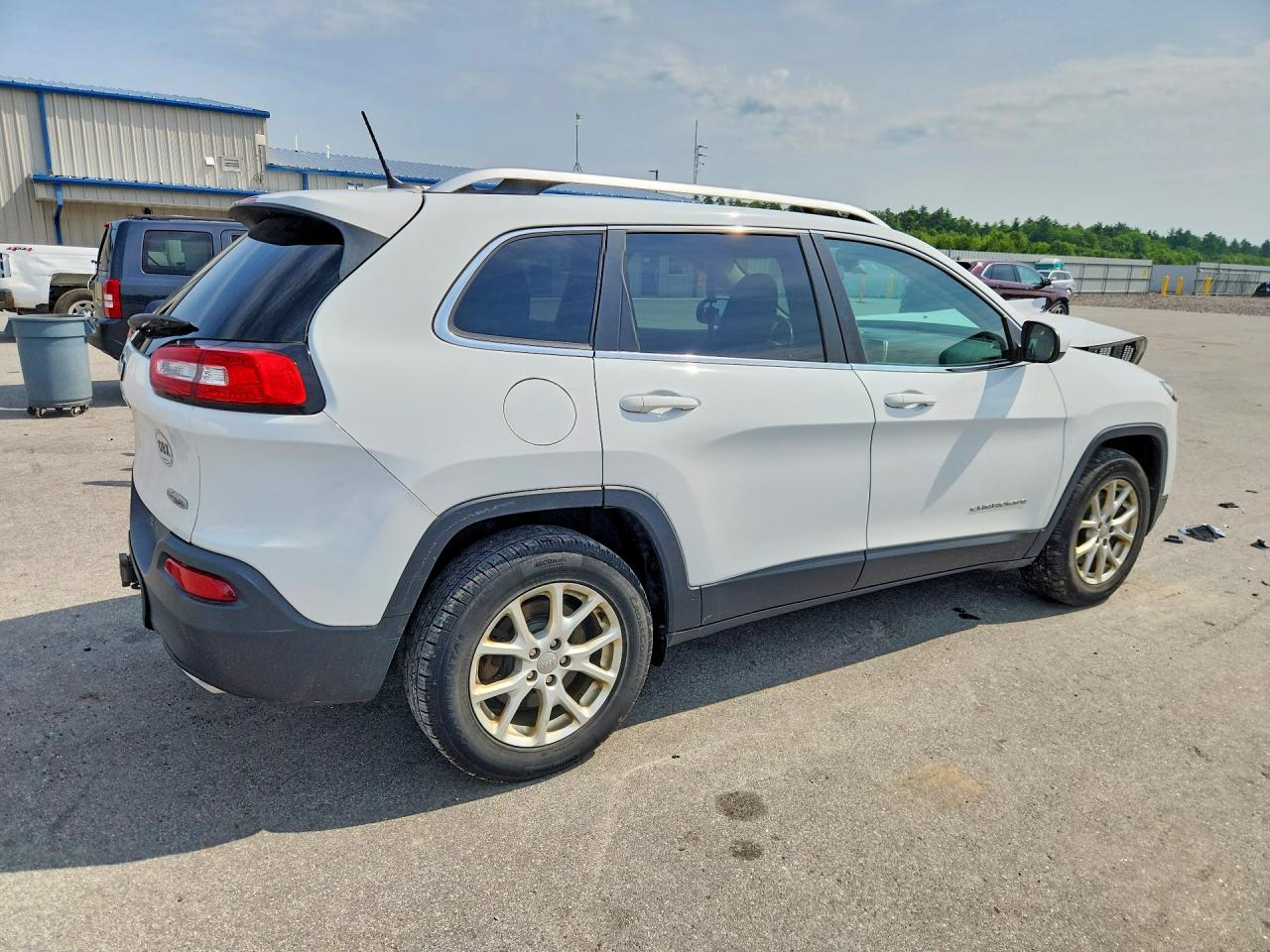 2015 Jeep Cherokee Latitude White vin: 1C4PJMCS9FW728261