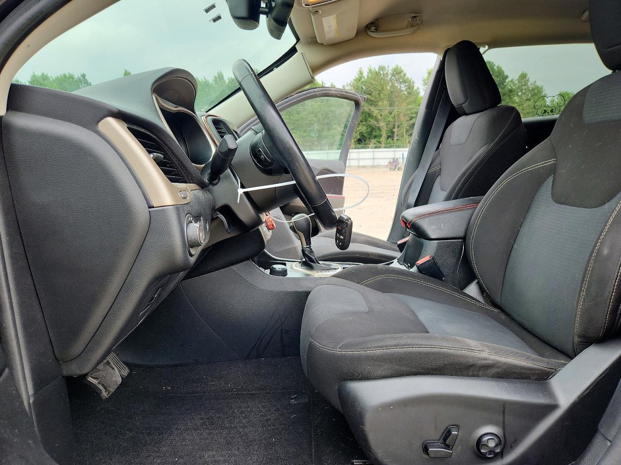 2015 Jeep Cherokee Latitude Gray vin: 1C4PJMCS9FW776729