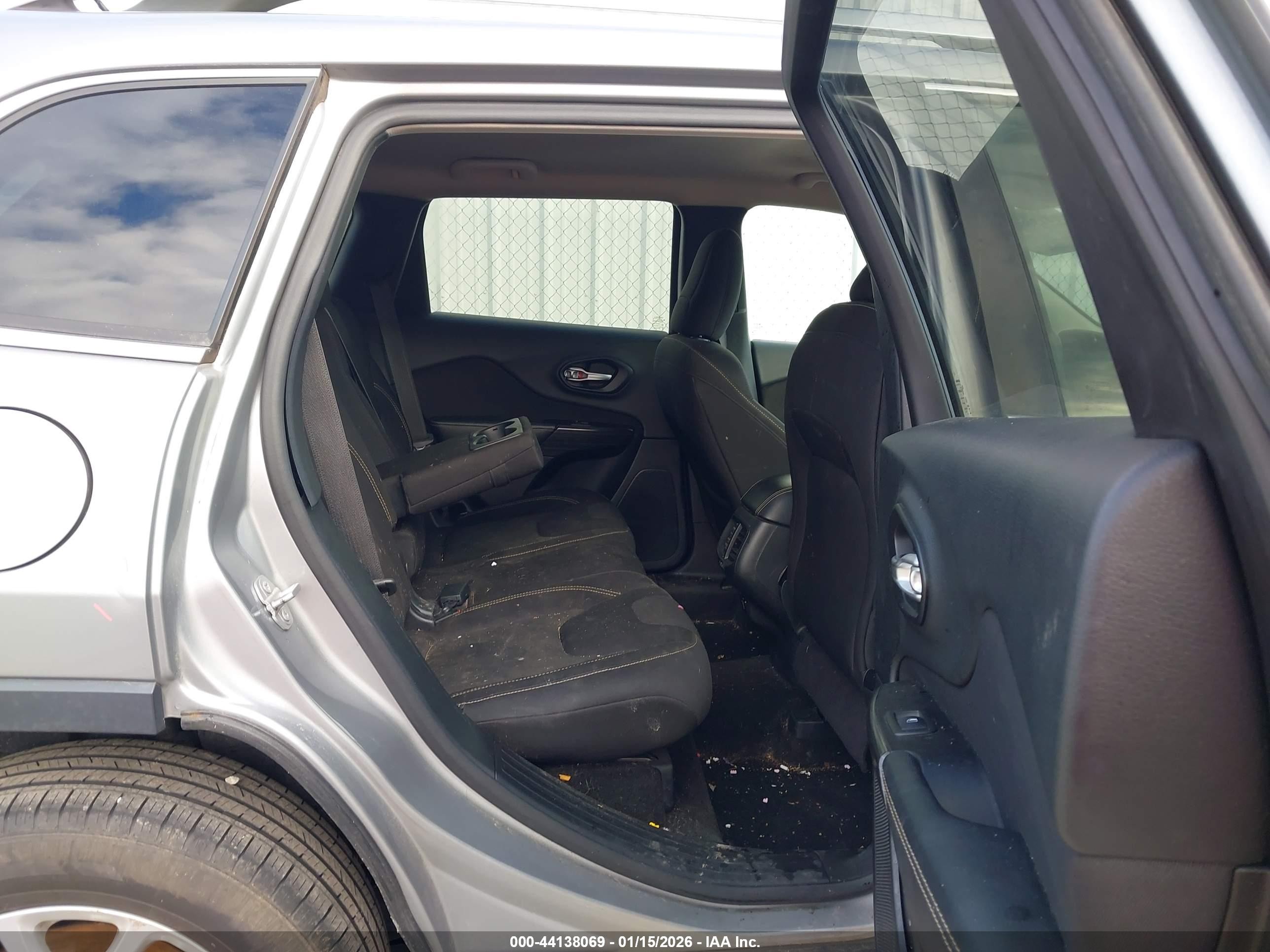 2015 Jeep Cherokee Latitude Silver vin: 1C4PJMCSXFW529722