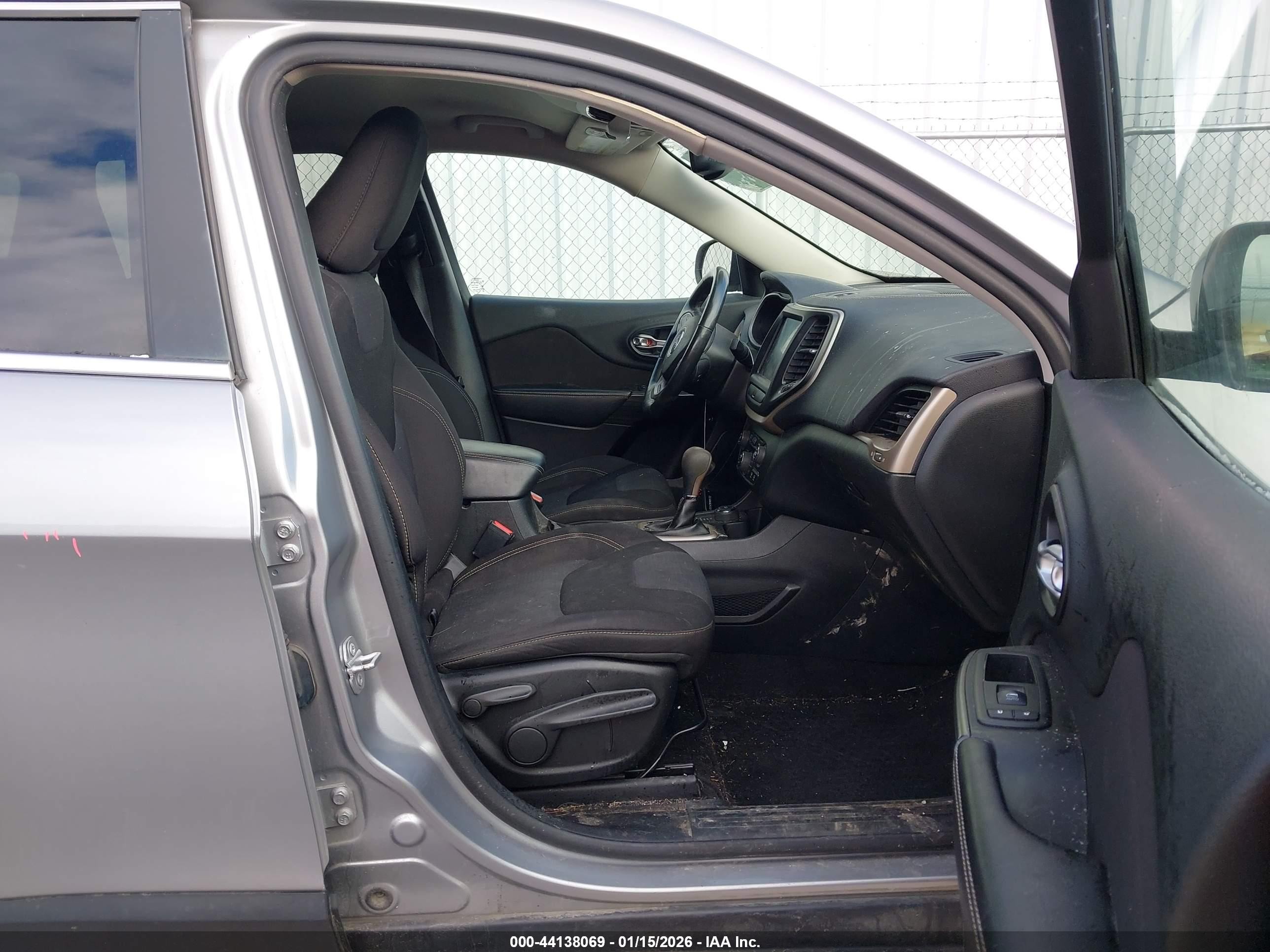 2015 Jeep Cherokee Latitude Silver vin: 1C4PJMCSXFW529722