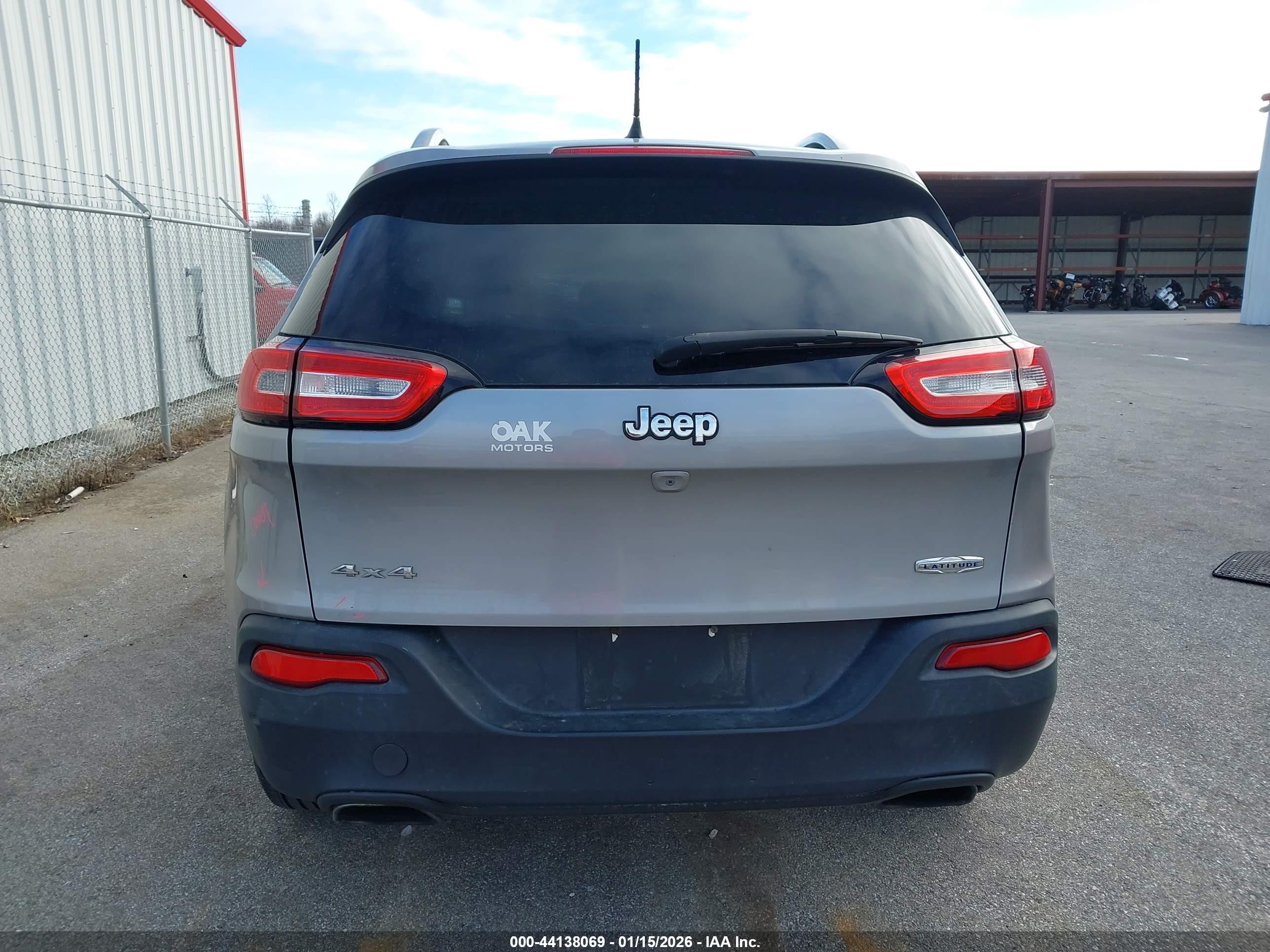 2015 Jeep Cherokee Latitude Silver vin: 1C4PJMCSXFW529722