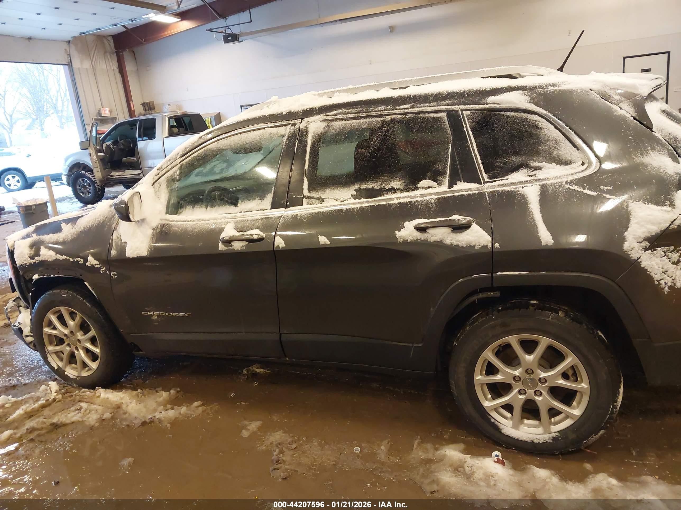 2015 Jeep Cherokee Latitude Gray vin: 1C4PJMCSXFW583067