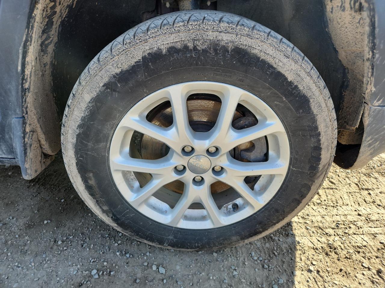 2015 Jeep Cherokee Latitude Maroon vin: 1C4PJMCSXFW601616 Damage: Left Rear Tire, Worn, Replacement Required