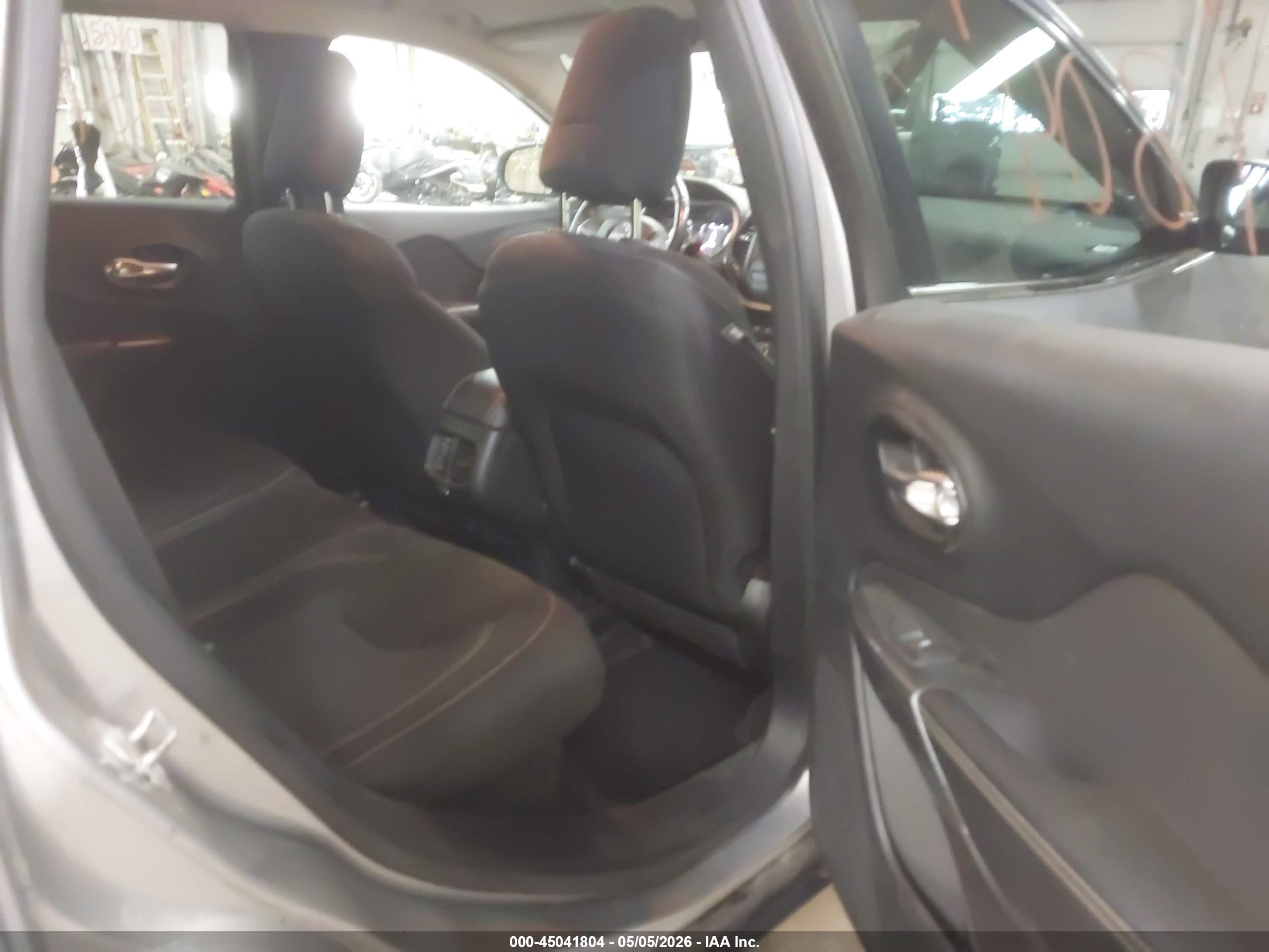 2015 Jeep Cherokee Latitude Silver vin: 1C4PJMCSXFW660066