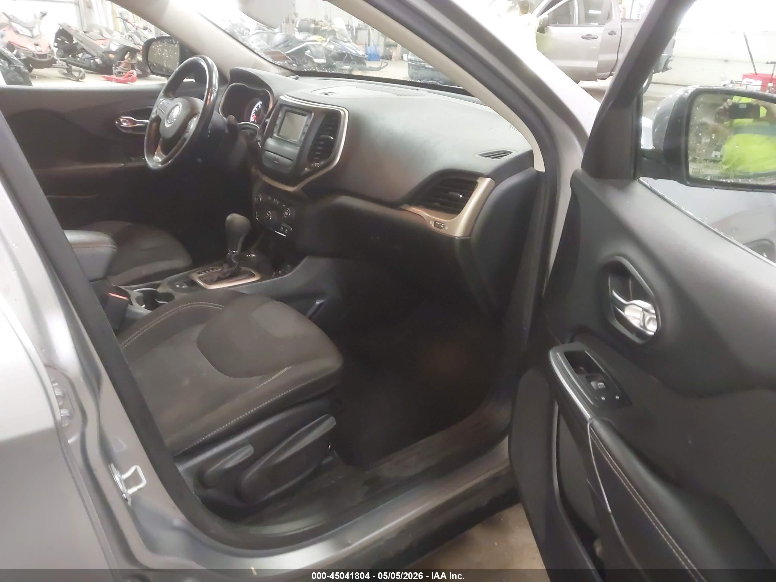 2015 Jeep Cherokee Latitude Silver vin: 1C4PJMCSXFW660066